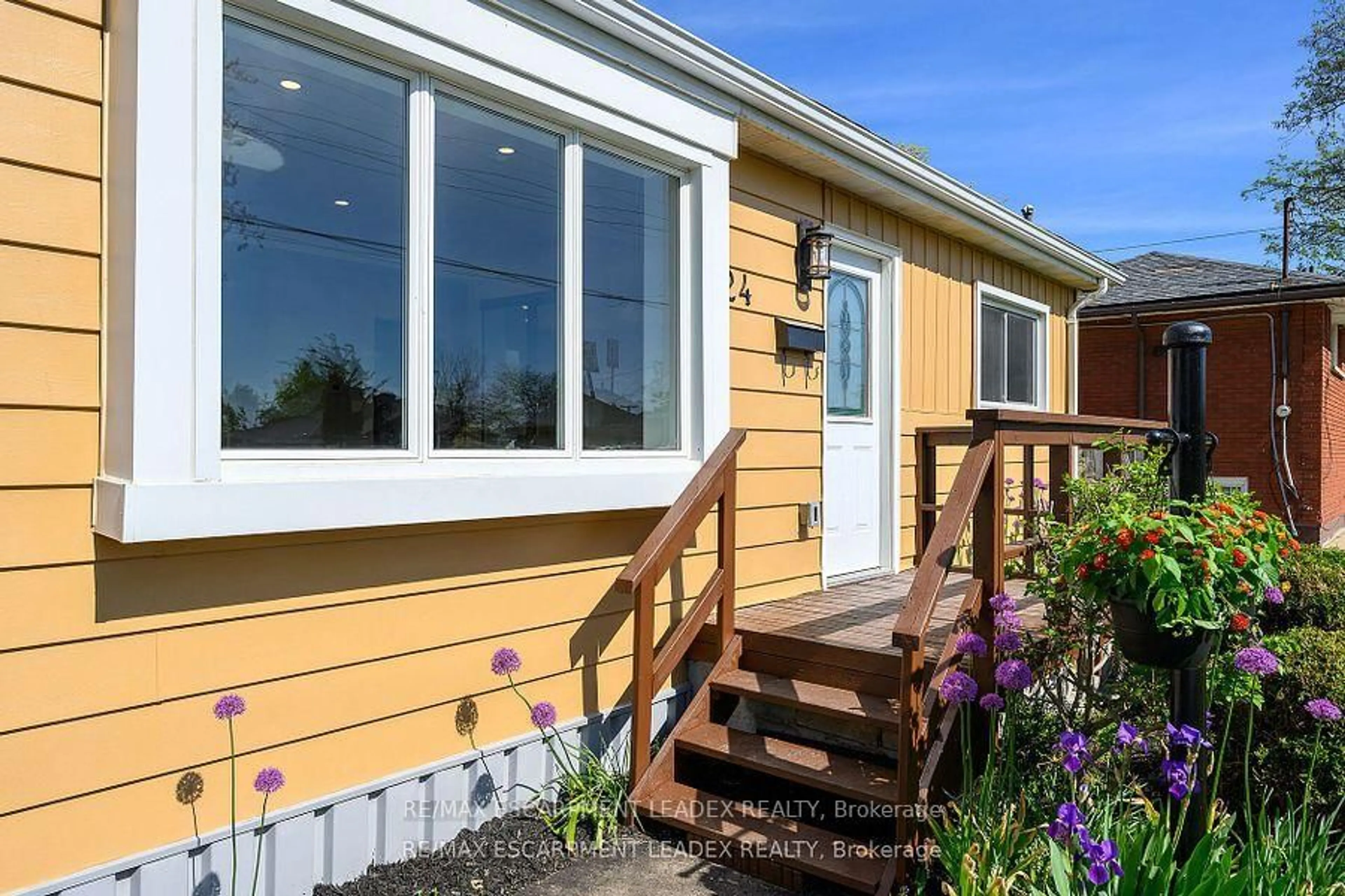 Home with vinyl exterior material, unknown for 24 Clapham Rd, Hamilton Ontario L8G 5A1