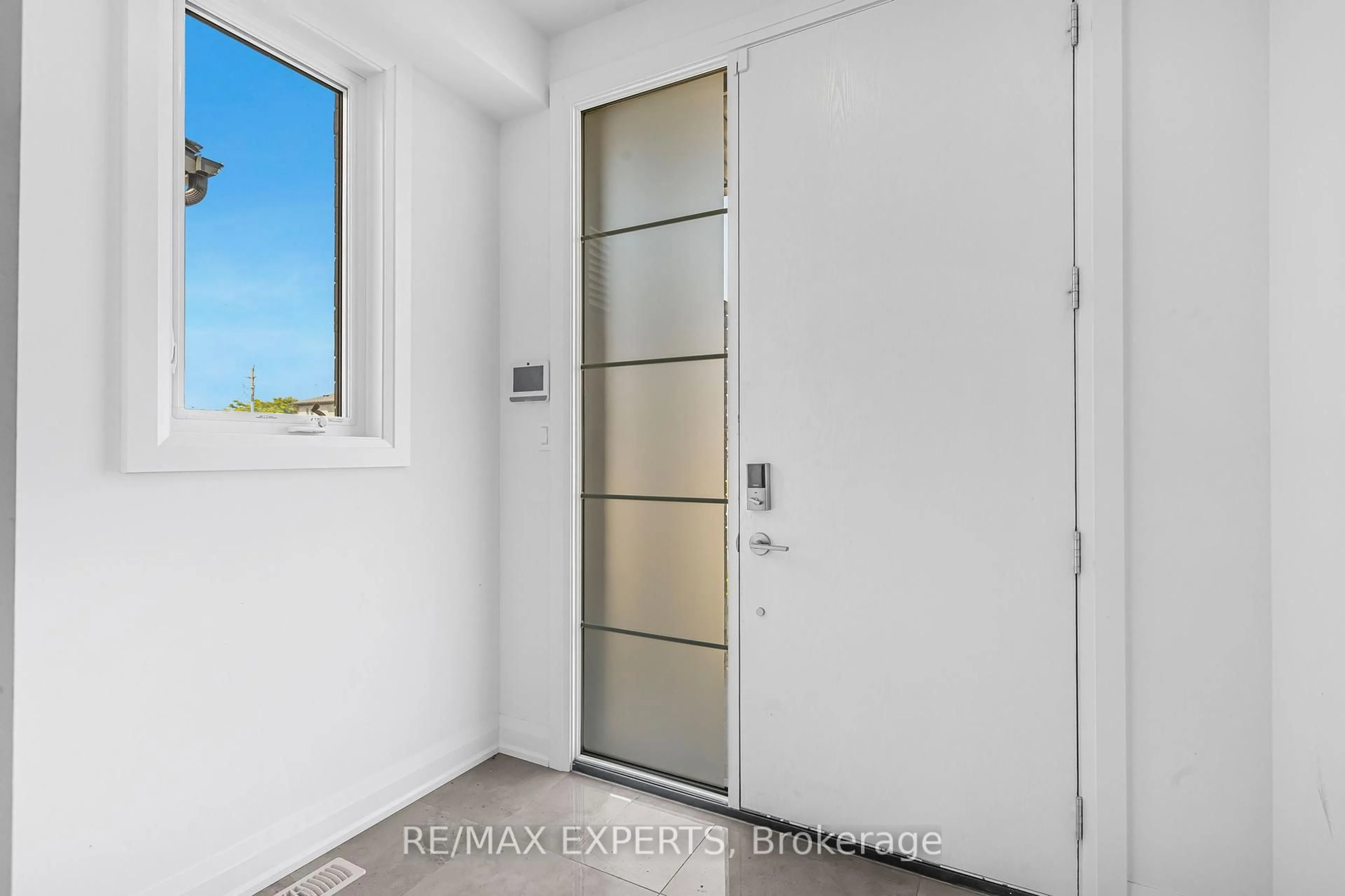 Indoor entryway for 7249 Parkside Rd, Niagara Falls Ontario L2H 3V4