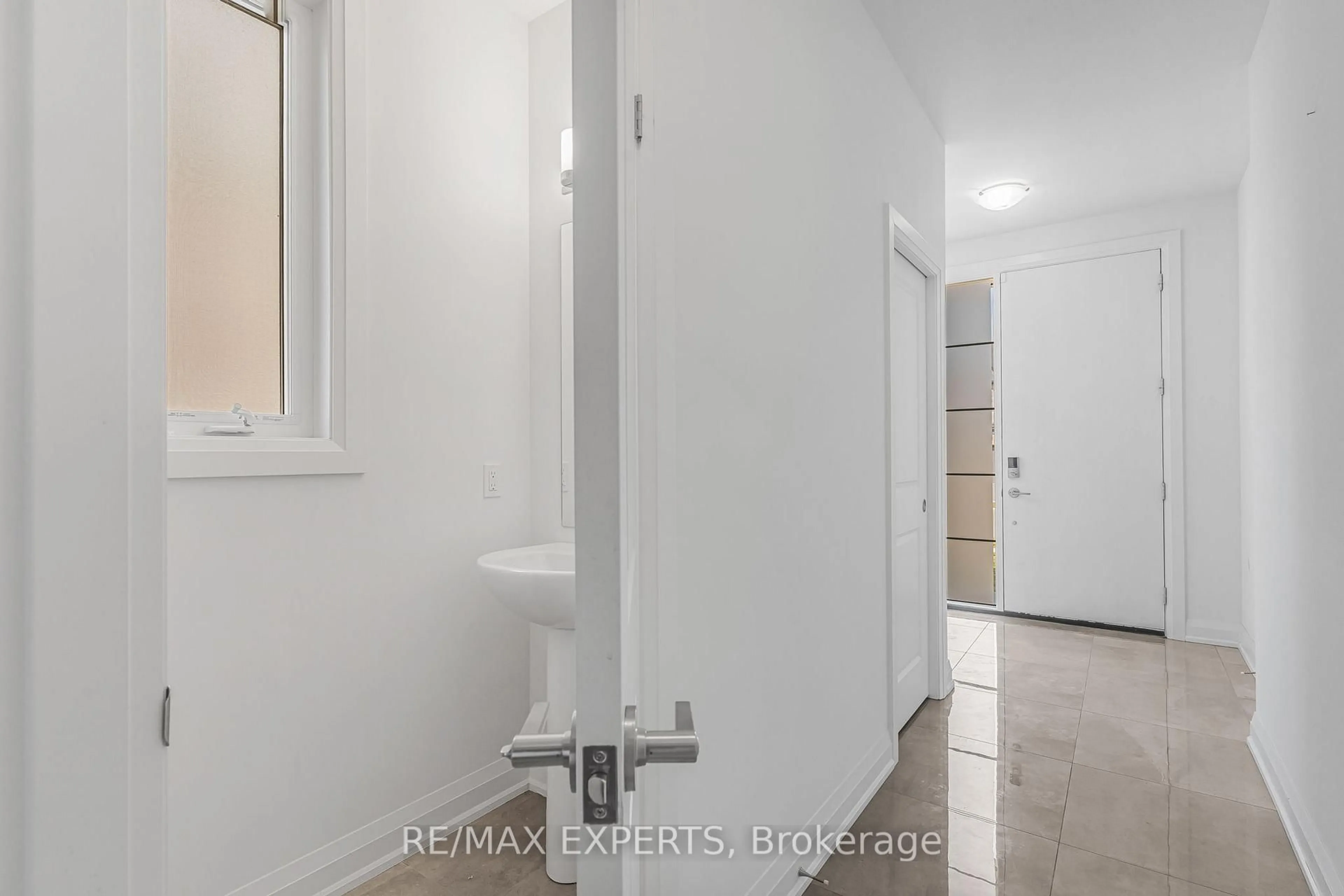 Indoor entryway for 7249 Parkside Rd, Niagara Falls Ontario L2H 3V4