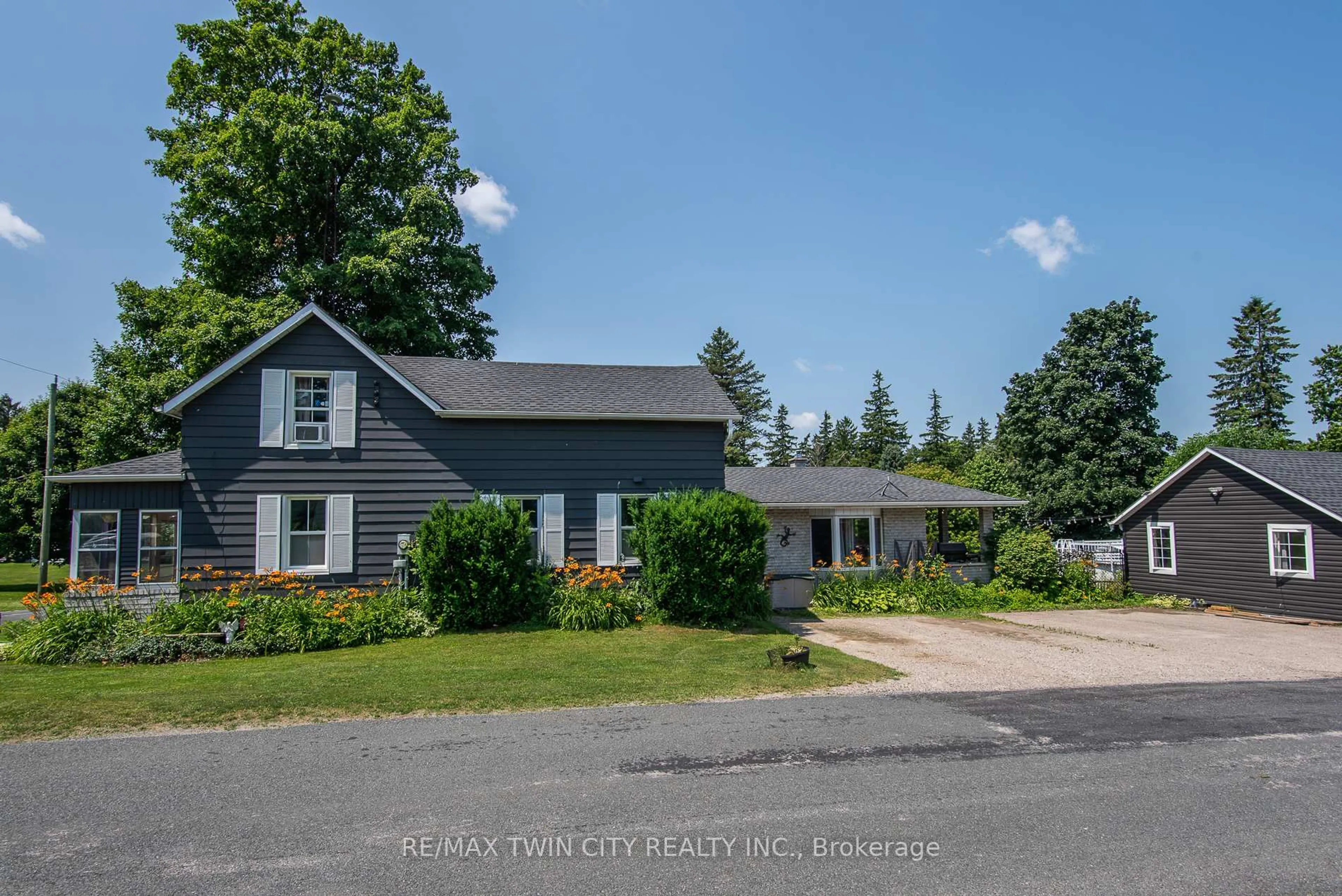 A pic from outside/outdoor area/front of a property/back of a property/a pic from drone, street for 32 River St, Woolwich Ontario N0B 1K0