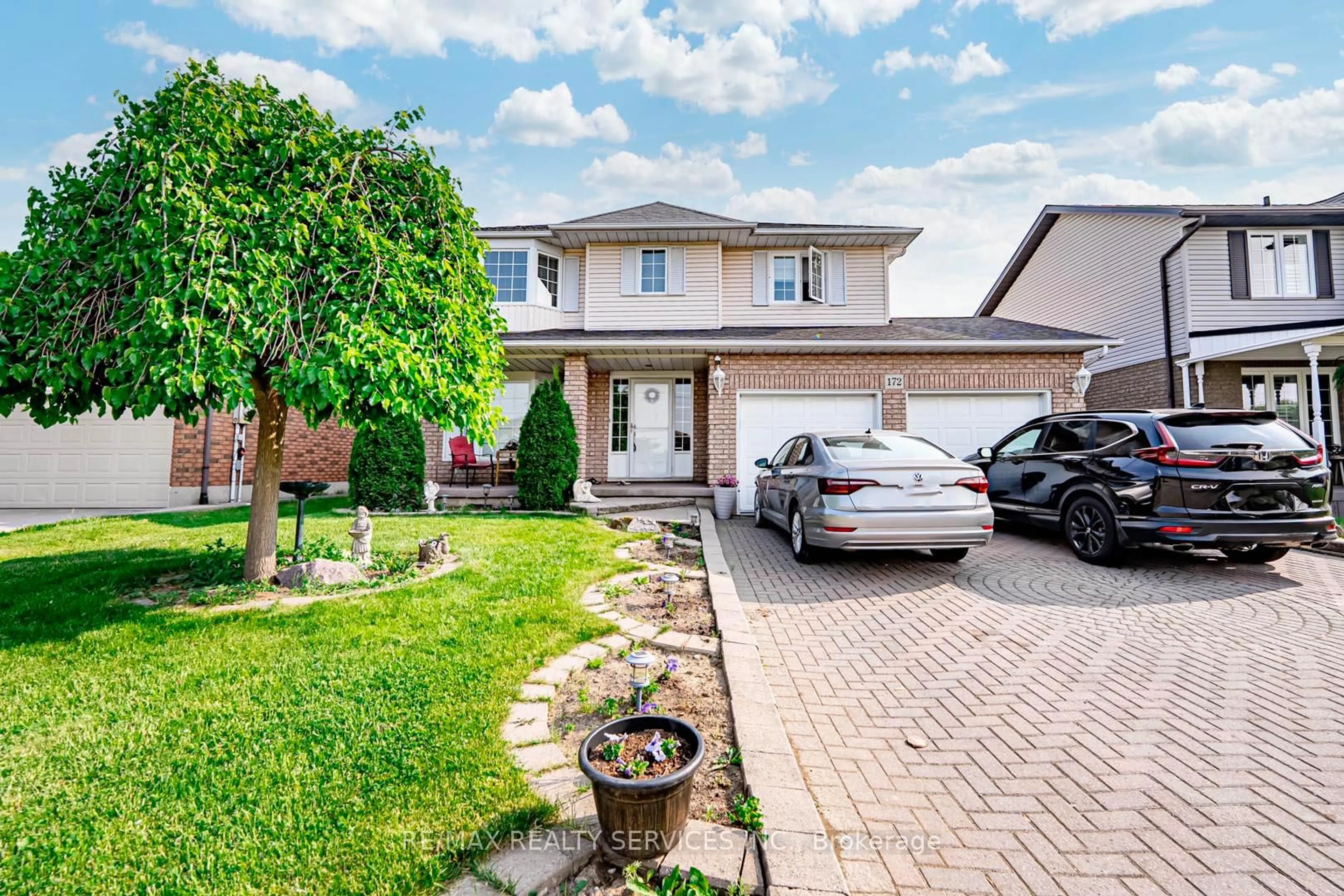 A pic from outside/outdoor area/front of a property/back of a property/a pic from drone, street for 172 Alderlea Ave, Hamilton Ontario L9B 1M8
