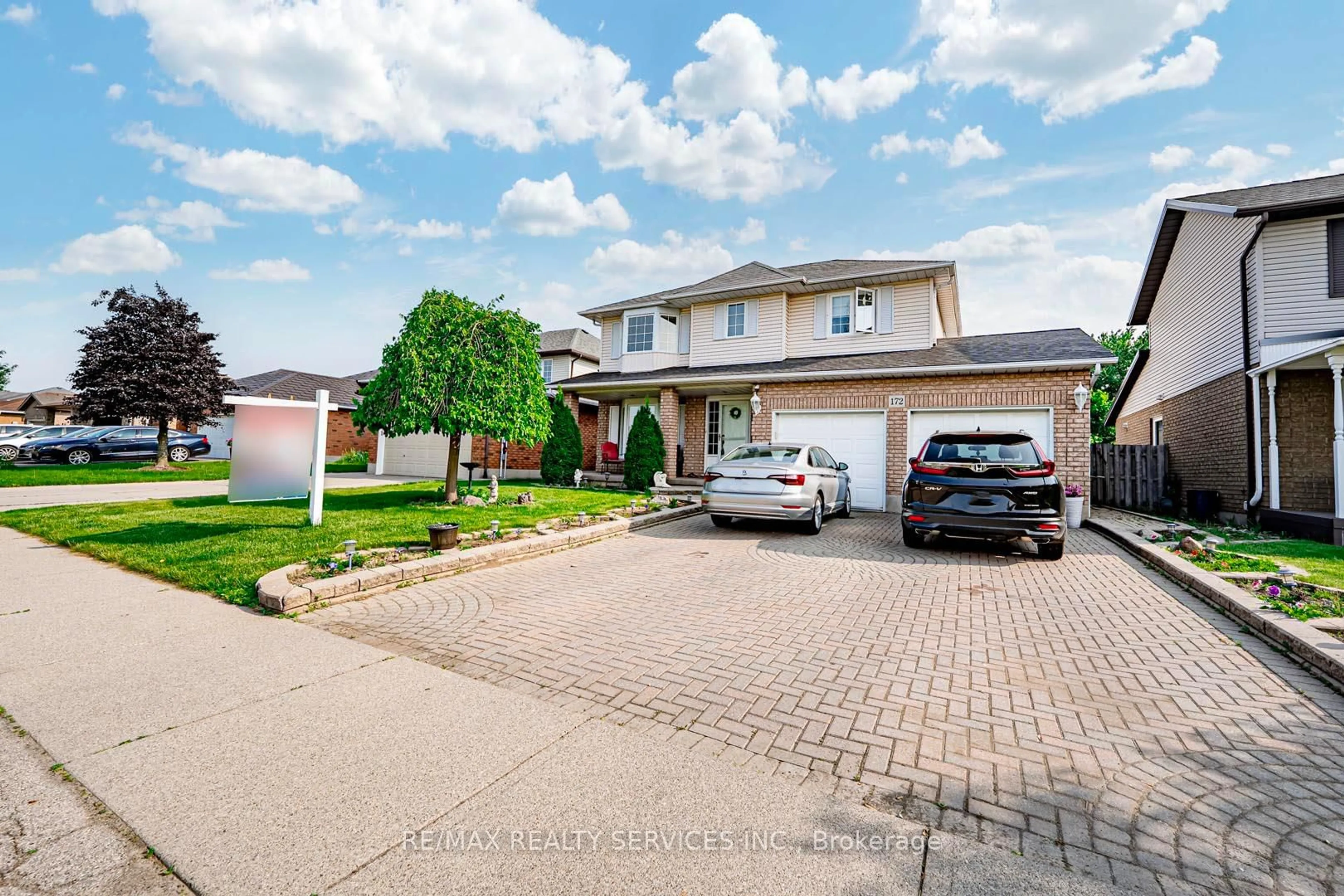 A pic from outside/outdoor area/front of a property/back of a property/a pic from drone, street for 172 Alderlea Ave, Hamilton Ontario L9B 1M8