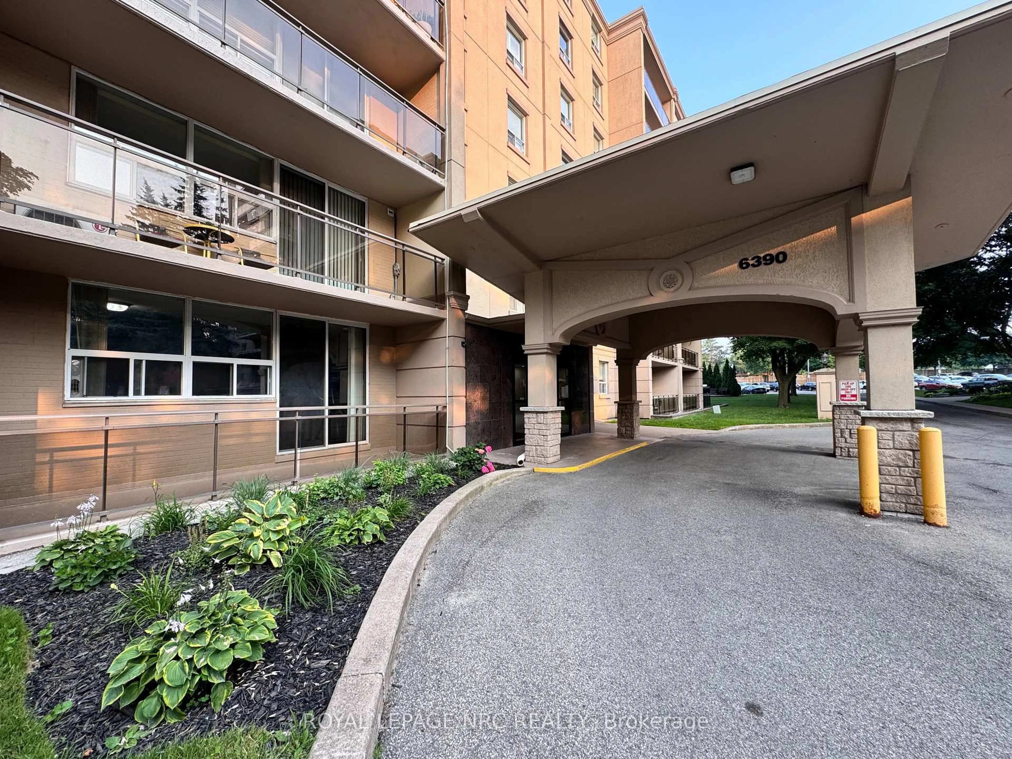 Indoor foyer for 6390 Huggins St #101, Niagara Falls Ontario L2J 1H1