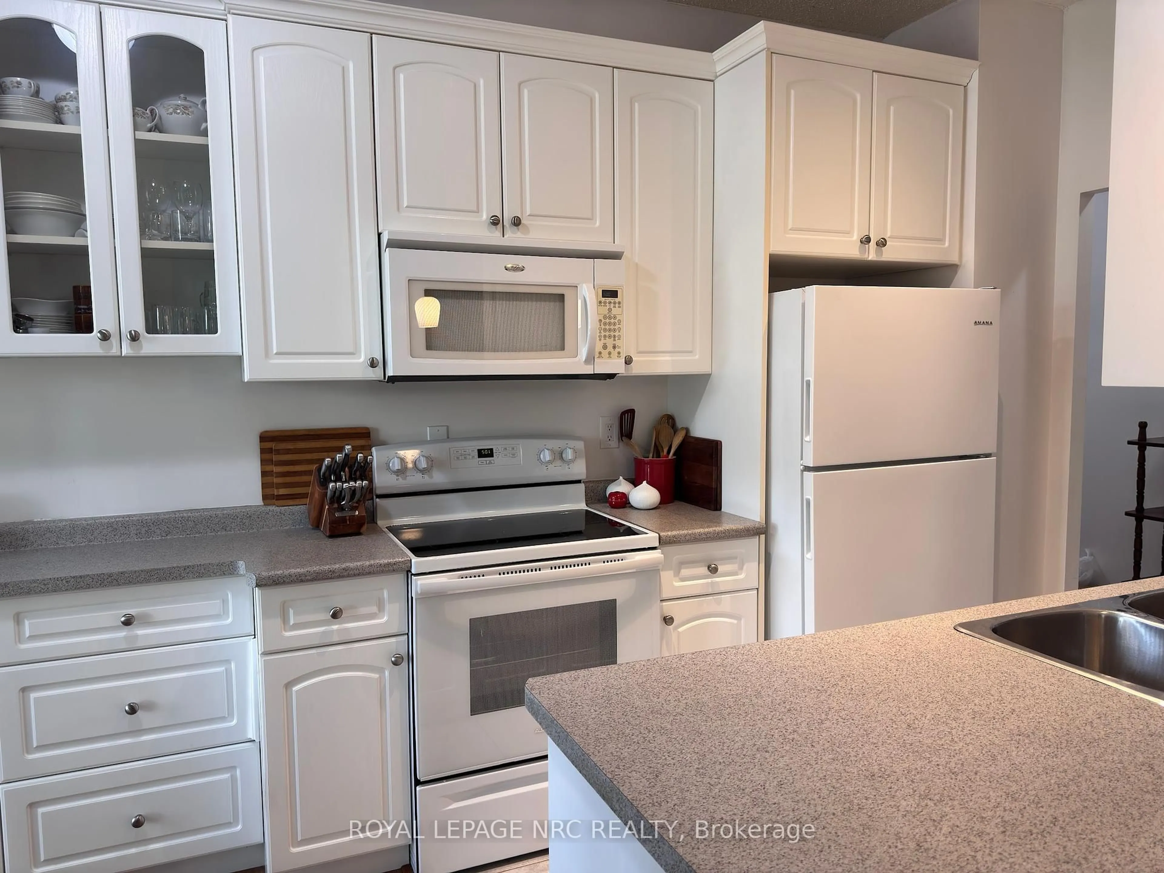 Standard kitchen, ceramic/tile floor for 6390 Huggins St #101, Niagara Falls Ontario L2J 1H1