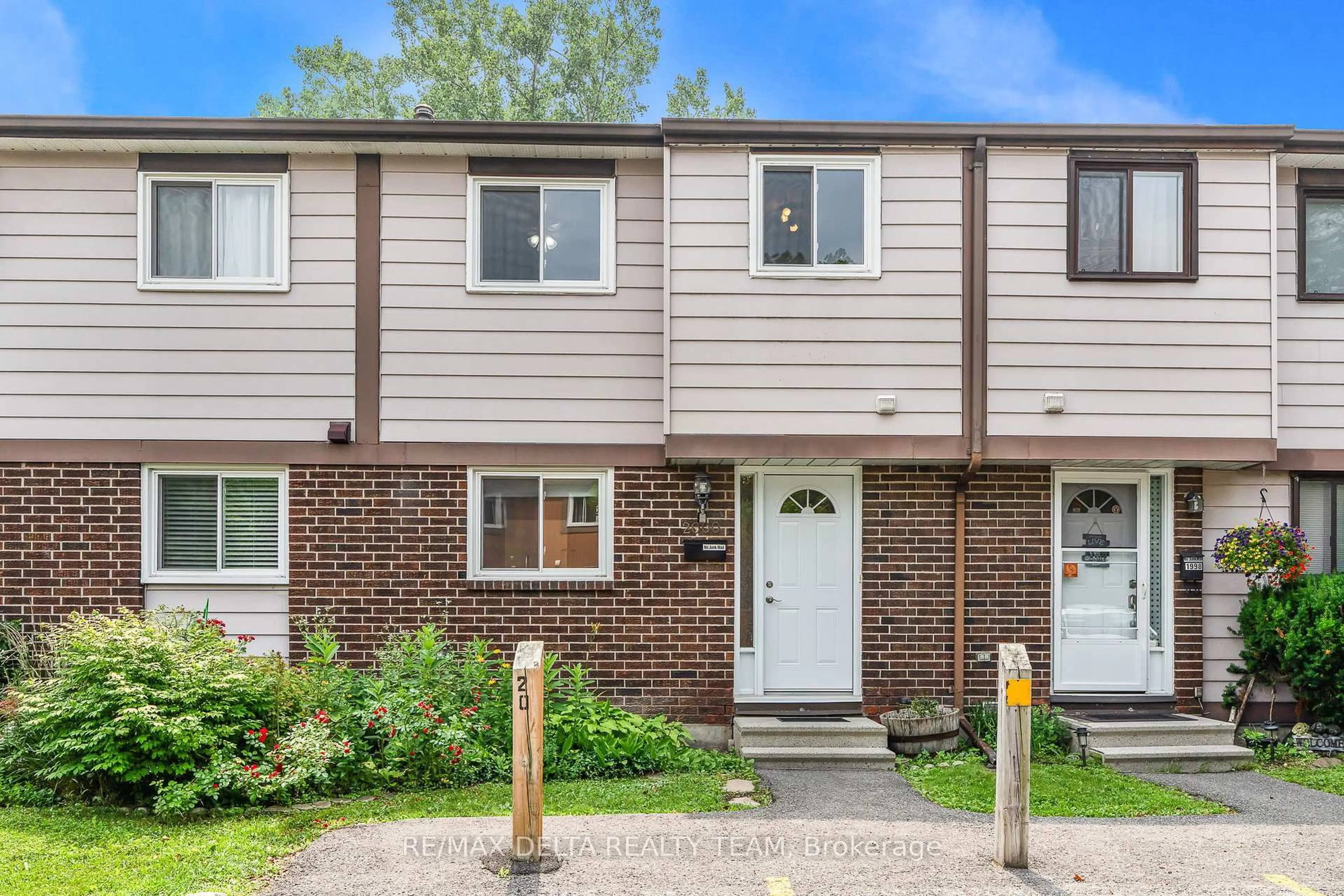 Home with vinyl exterior material, street for 2000 Falkirk Cres #20, Ottawa Ontario K1B 4Y7