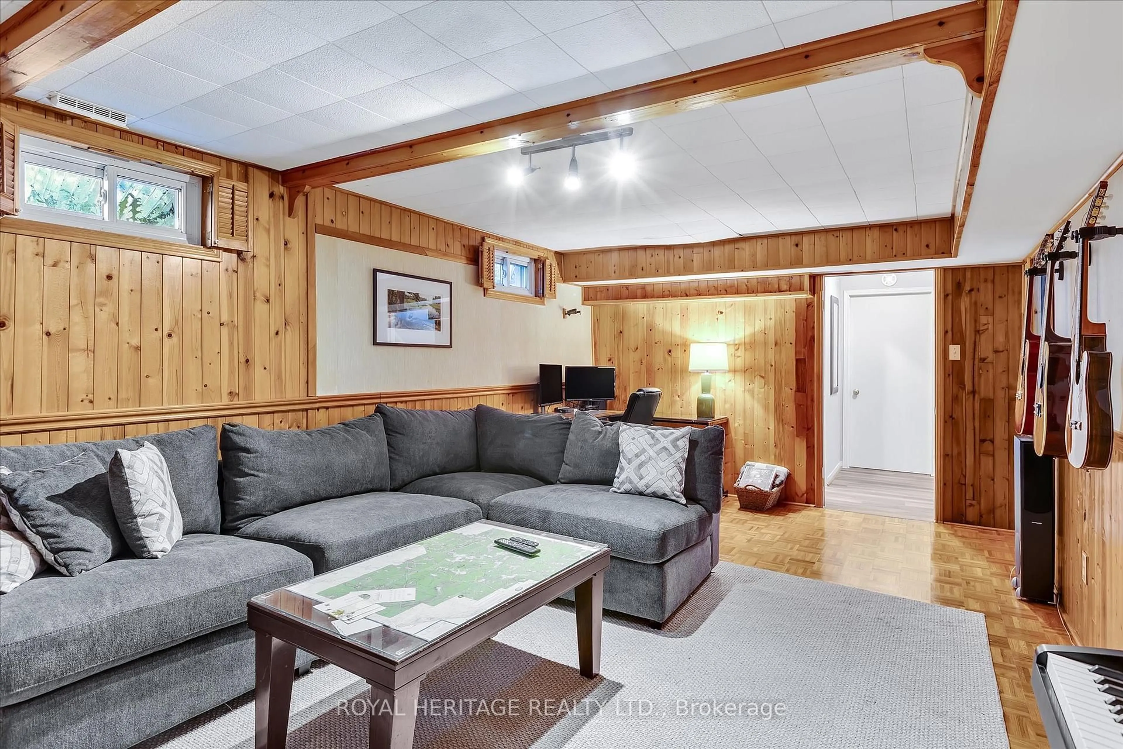 Living room with furniture, unknown for 150 Sanderling Cres, Kawartha Lakes Ontario K9V 5L4