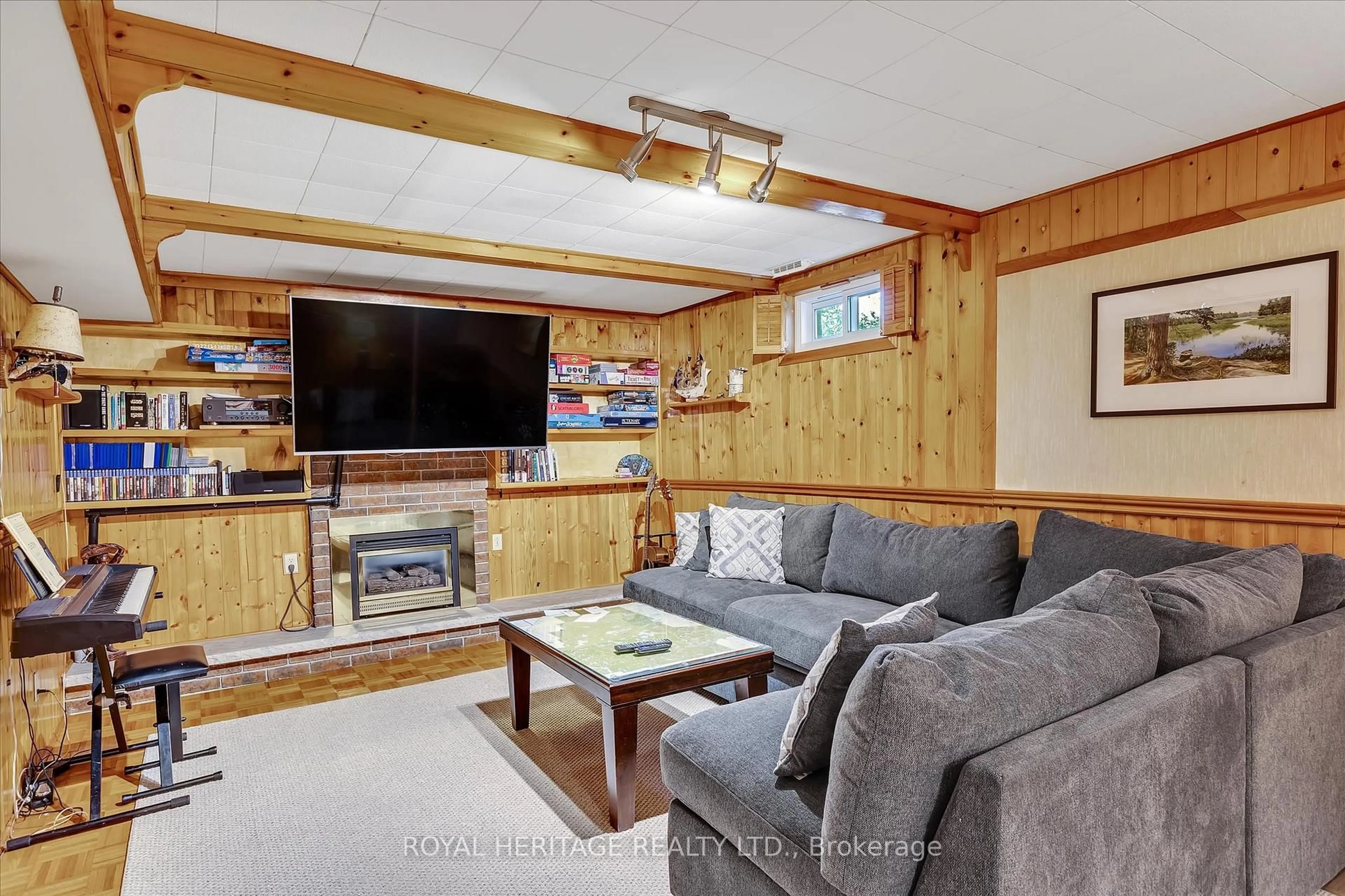 Living room with furniture, unknown for 150 Sanderling Cres, Kawartha Lakes Ontario K9V 5L4