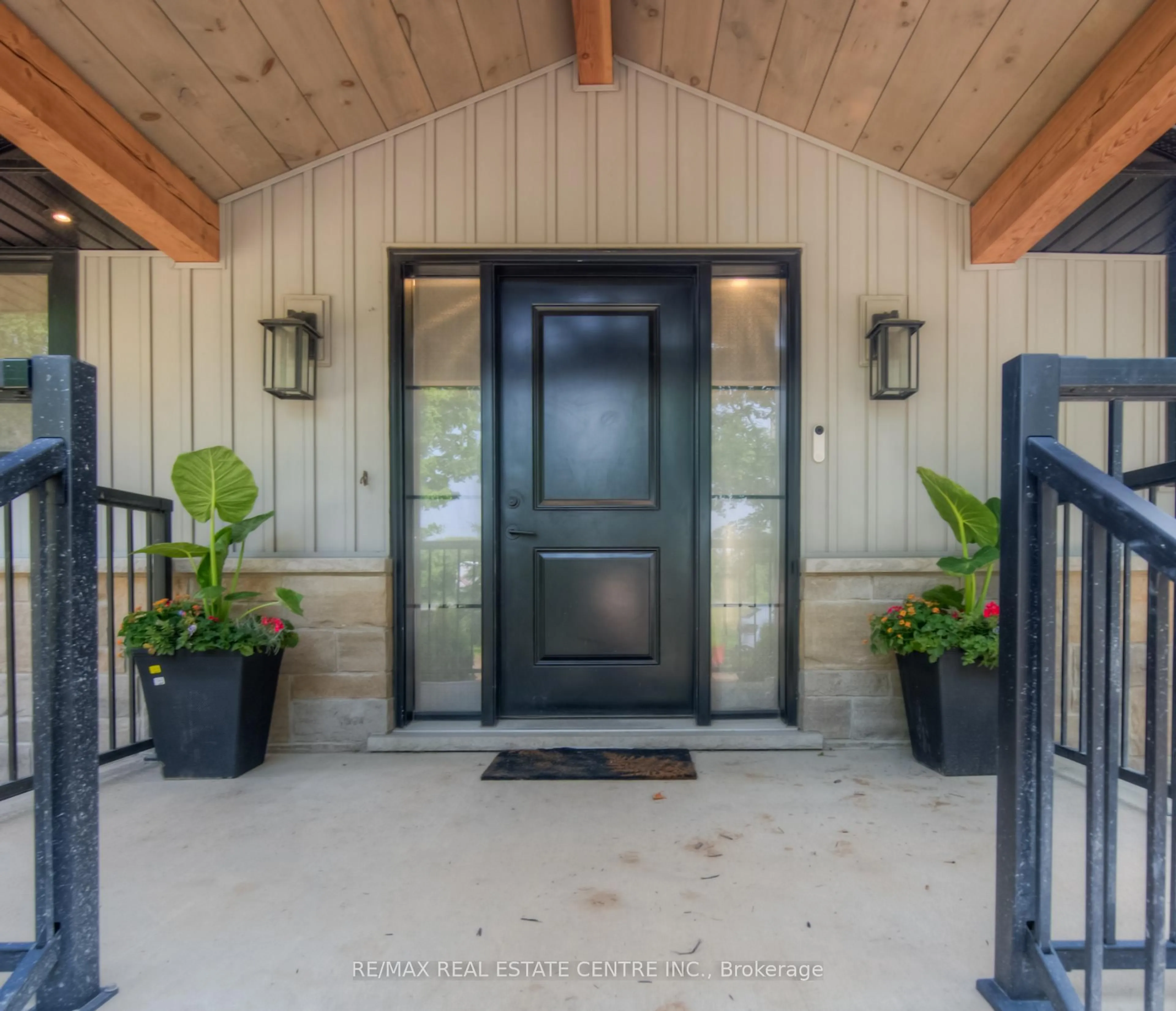 Indoor entryway for 226 Brant Rd, Brant Ontario N0E 1N0