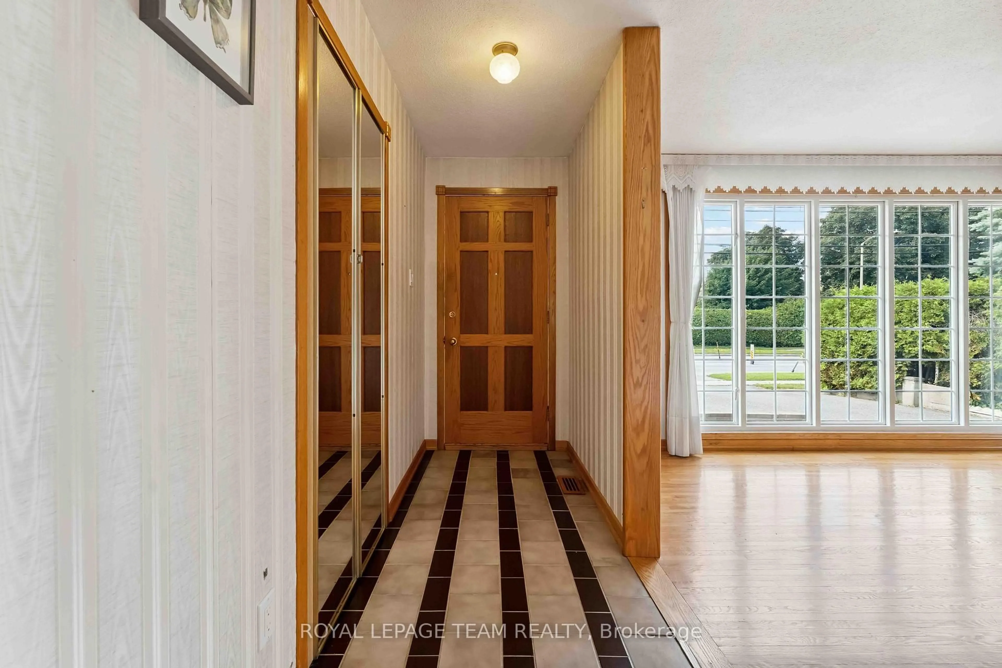 Indoor foyer for 76 Knoxdale Rd, Ottawa Ontario K2G 1A6