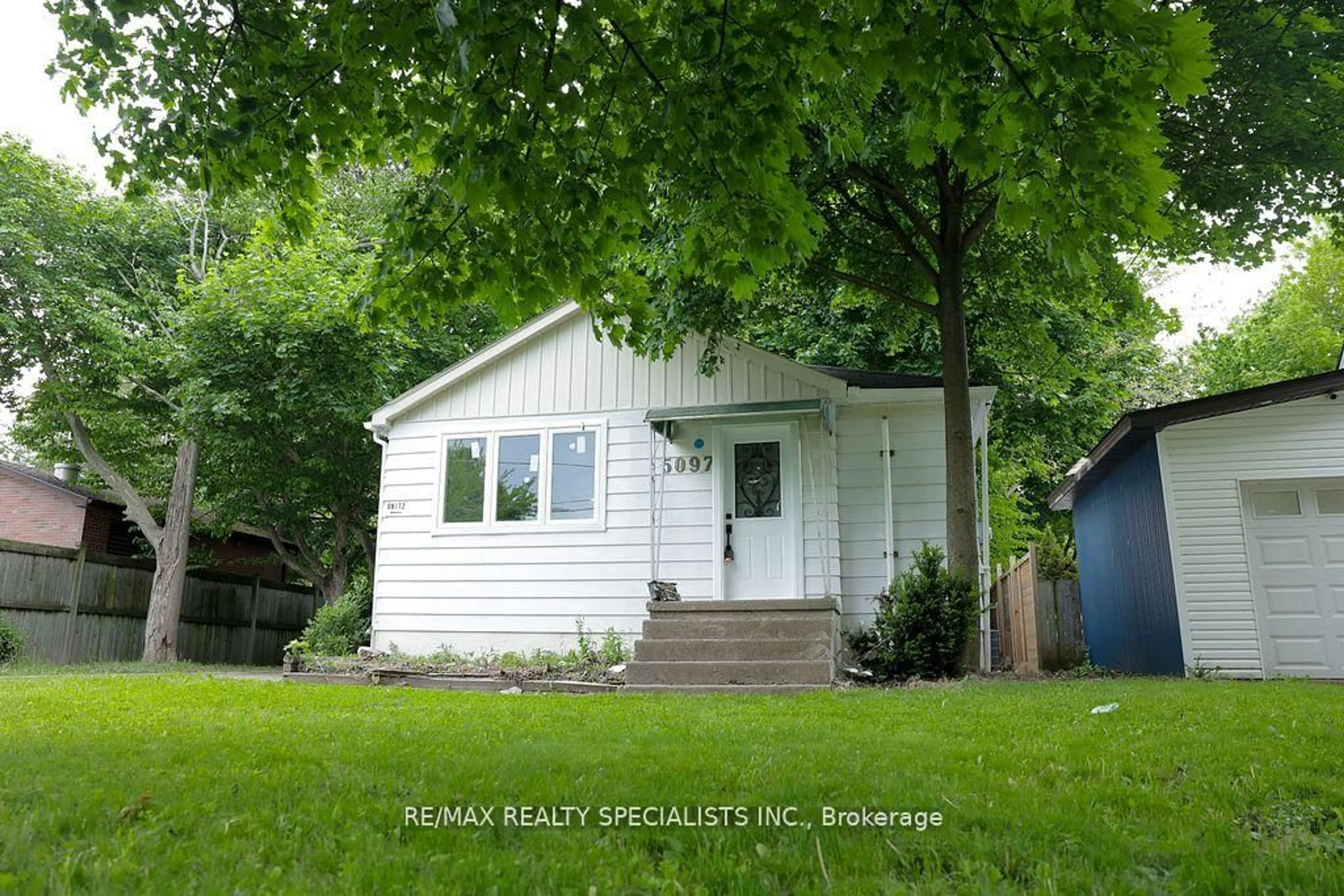 Home with vinyl exterior material, street for 5097 Ontario Ave, Niagara Falls Ontario L2E 3R7