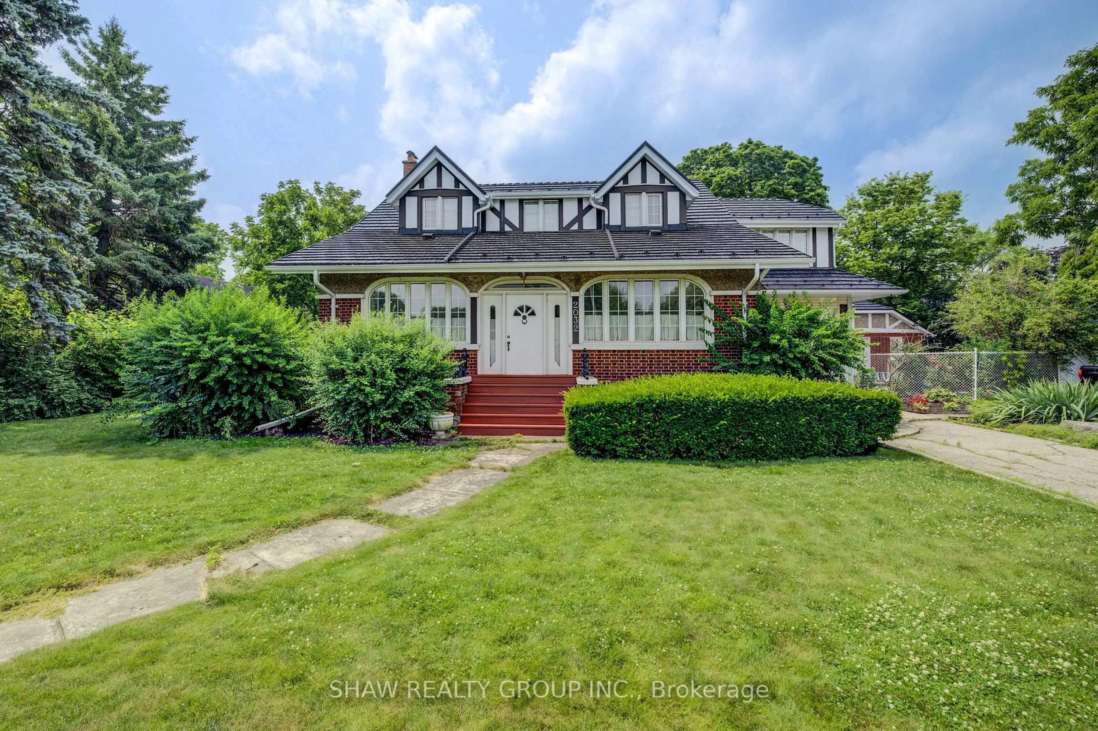 A pic from outside/outdoor area/front of a property/back of a property/a pic from drone, street for 2032 Coronation Blvd, Cambridge Ontario N3H 3S5