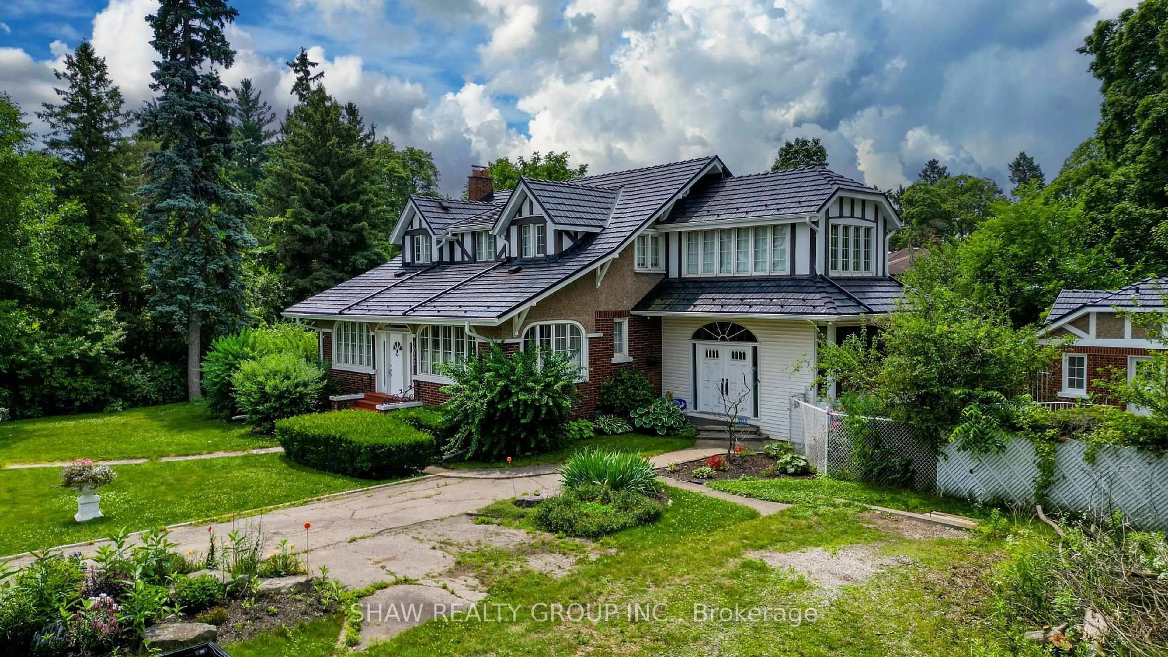 A pic from outside/outdoor area/front of a property/back of a property/a pic from drone, street for 2032 Coronation Blvd, Cambridge Ontario N3H 3S5