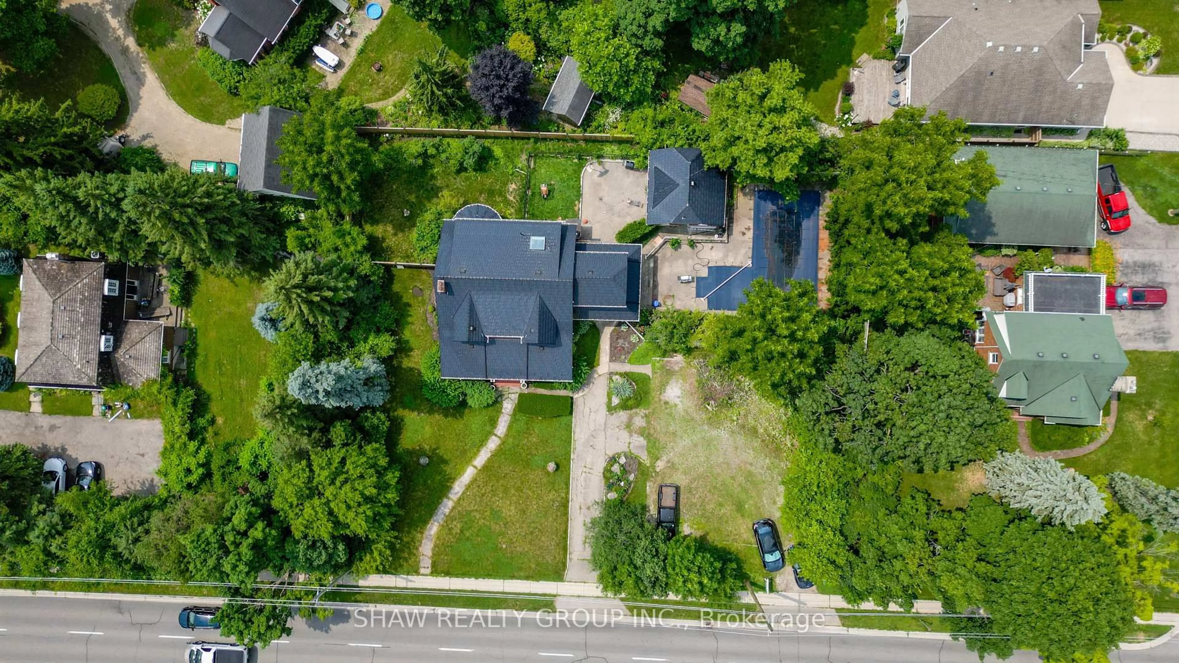 A pic from outside/outdoor area/front of a property/back of a property/a pic from drone, street for 2032 Coronation Blvd, Cambridge Ontario N3H 3S5