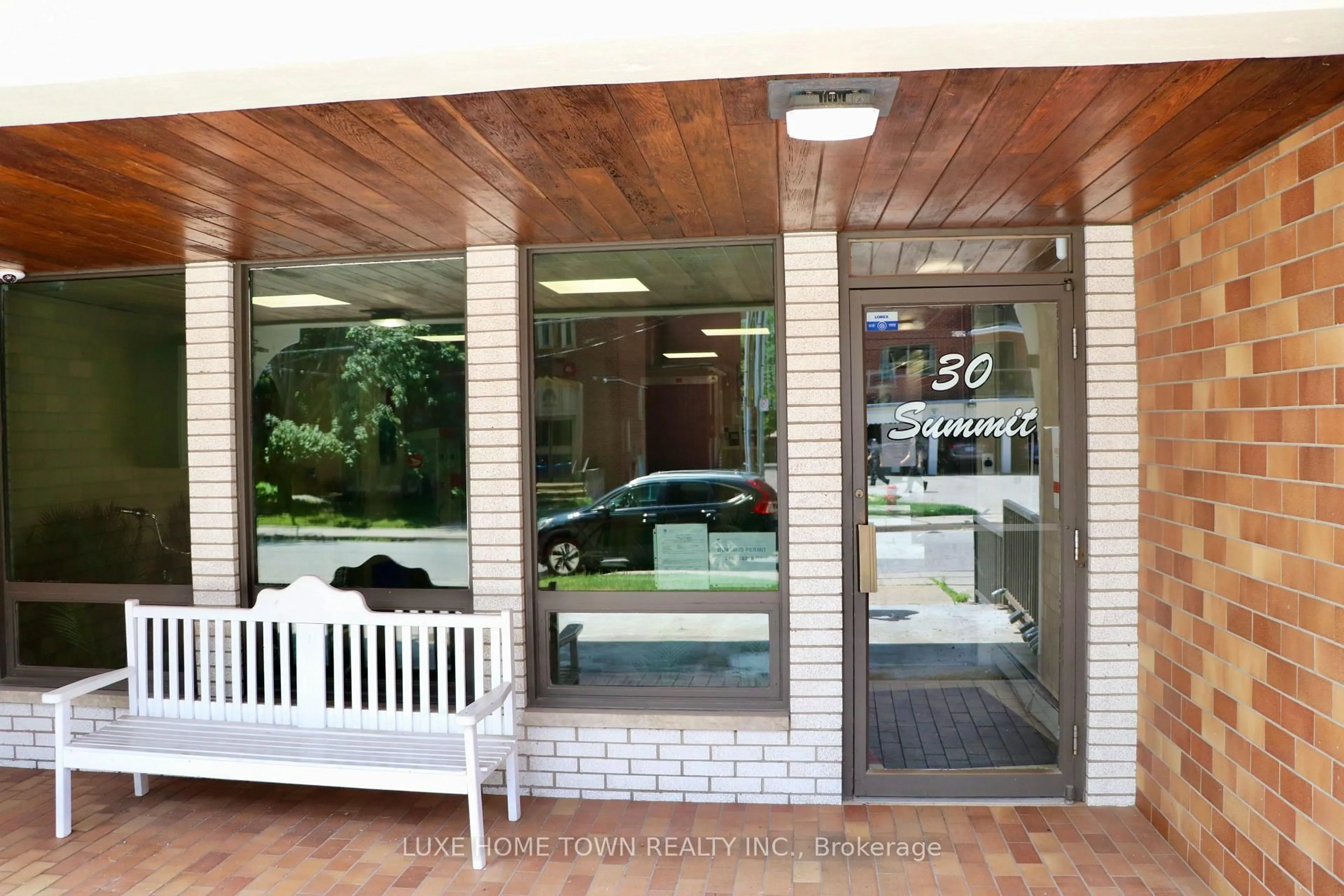 Indoor foyer for 30 Summit Ave #503, Hamilton Ontario L8V 2R8