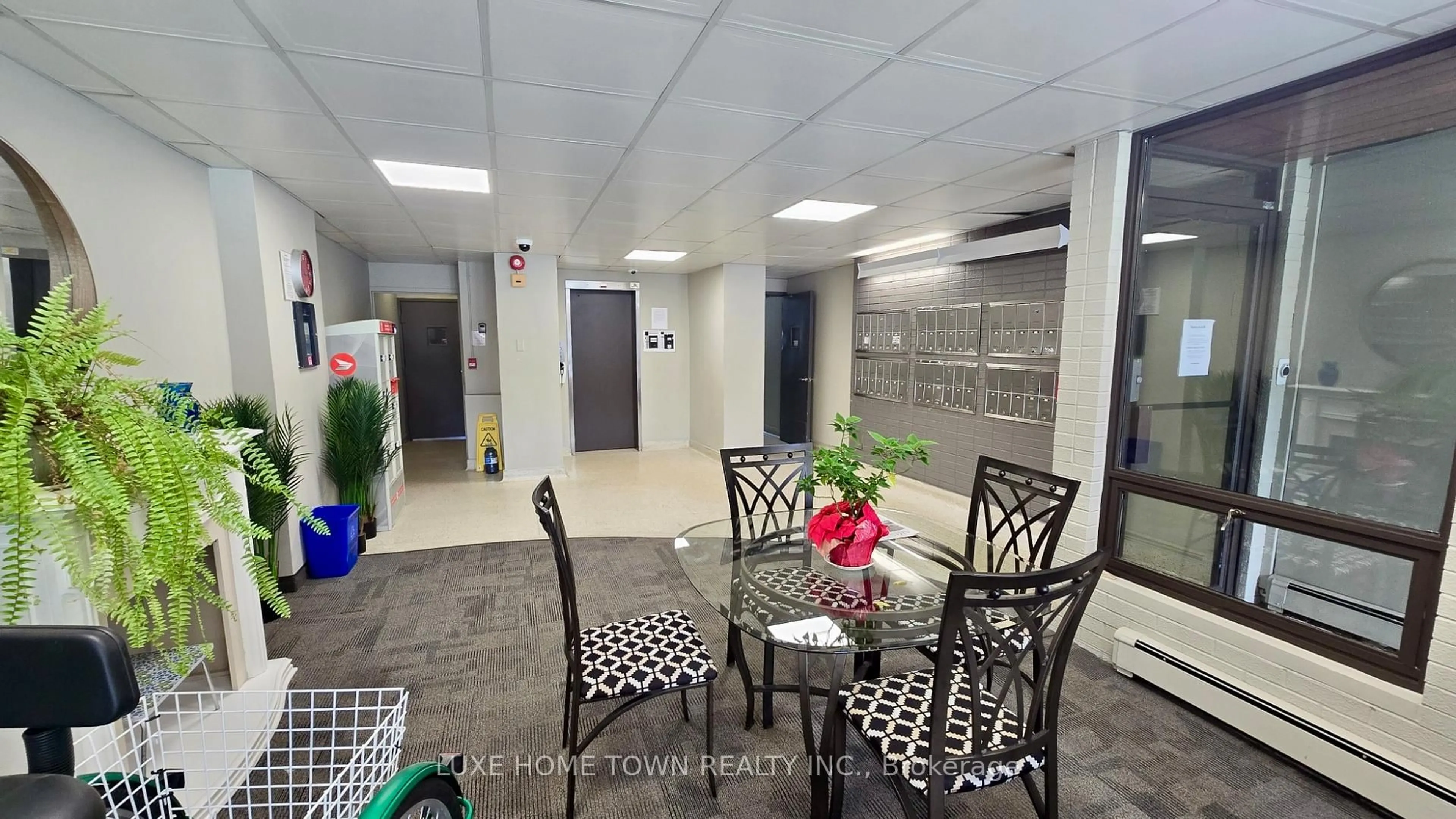 Indoor foyer for 30 Summit Ave #503, Hamilton Ontario L8V 2R8