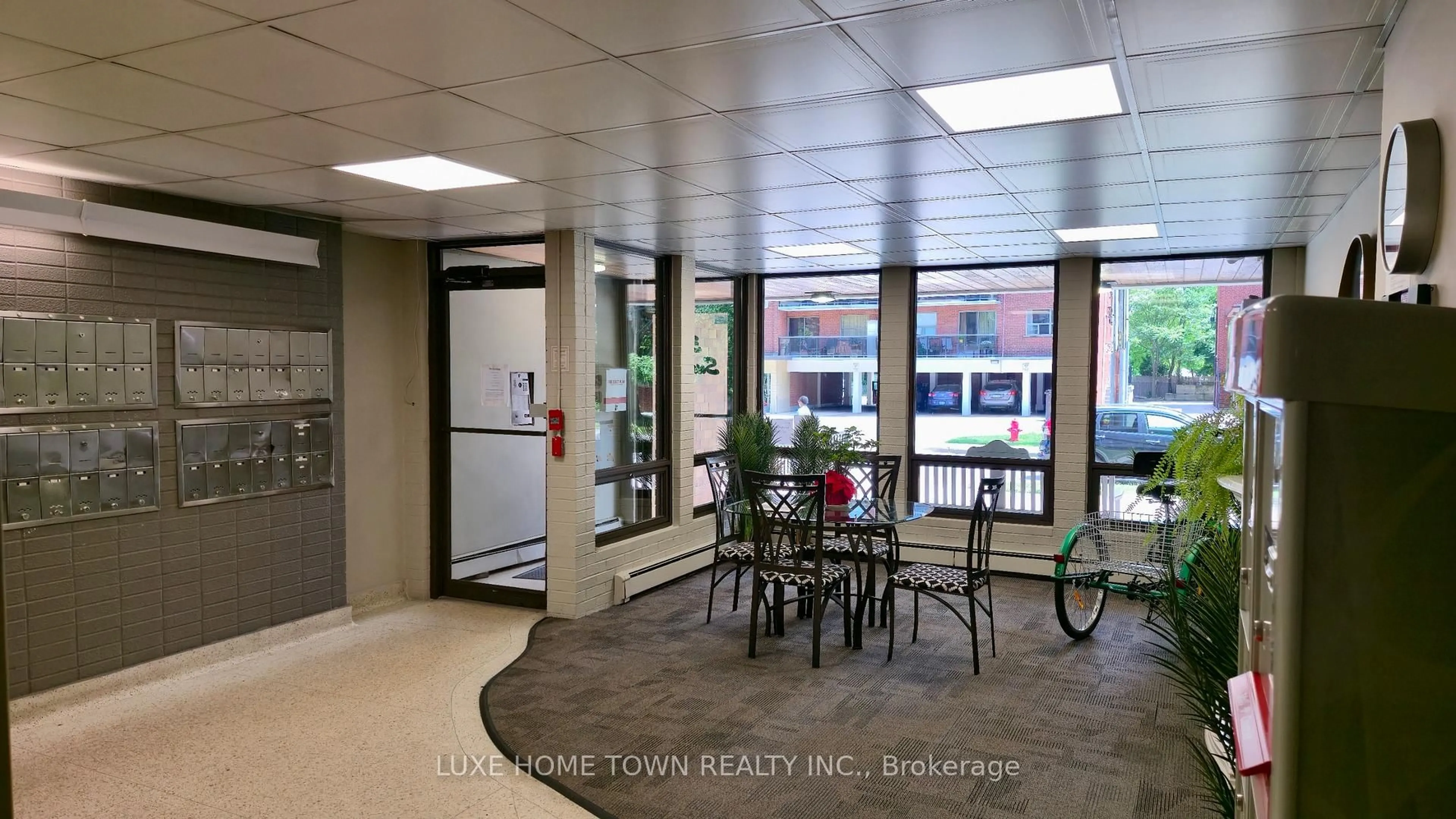Indoor foyer for 30 Summit Ave #503, Hamilton Ontario L8V 2R8
