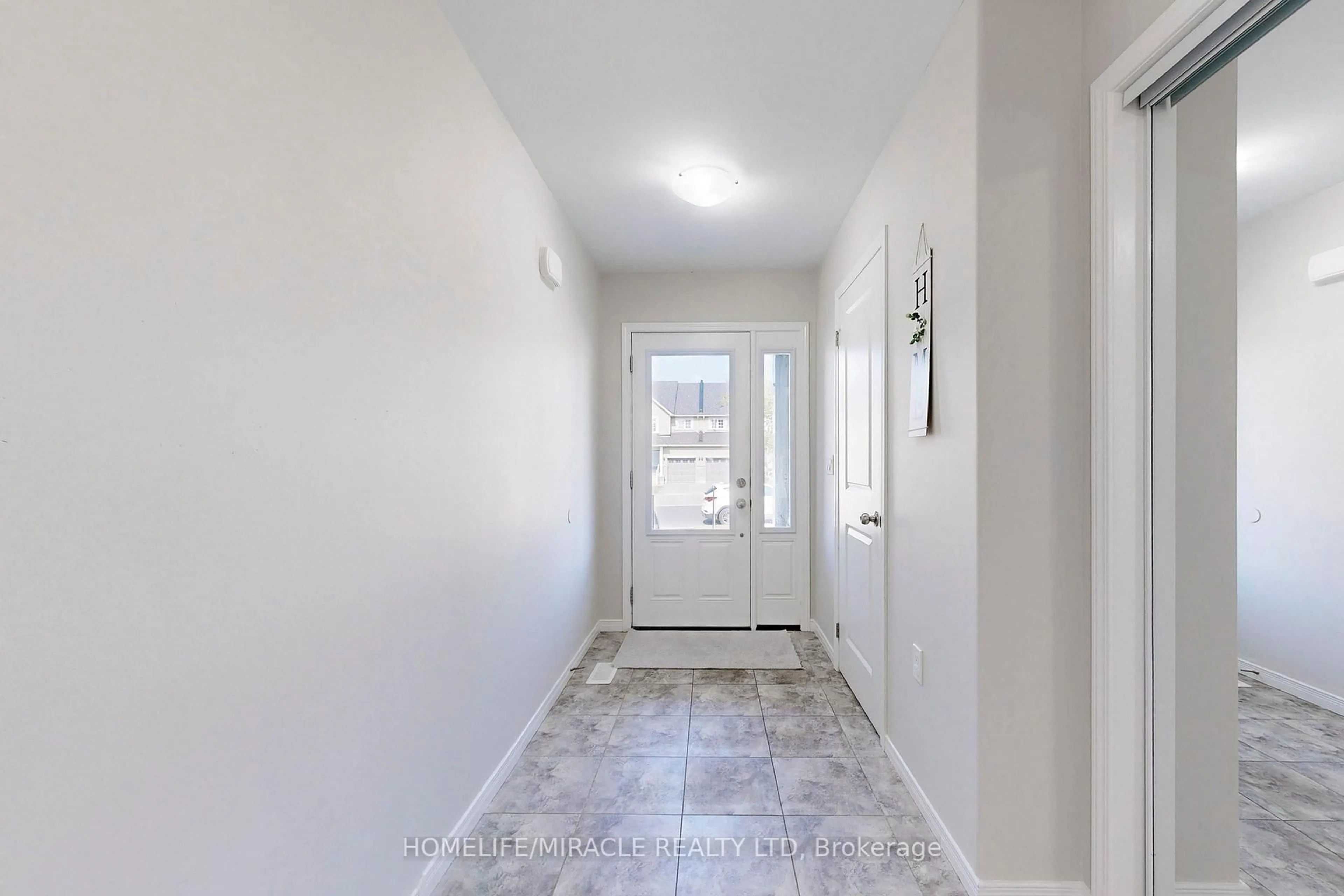 Indoor entryway for 1611 Hetherington Dr, Peterborough North Ontario K9L 0G6