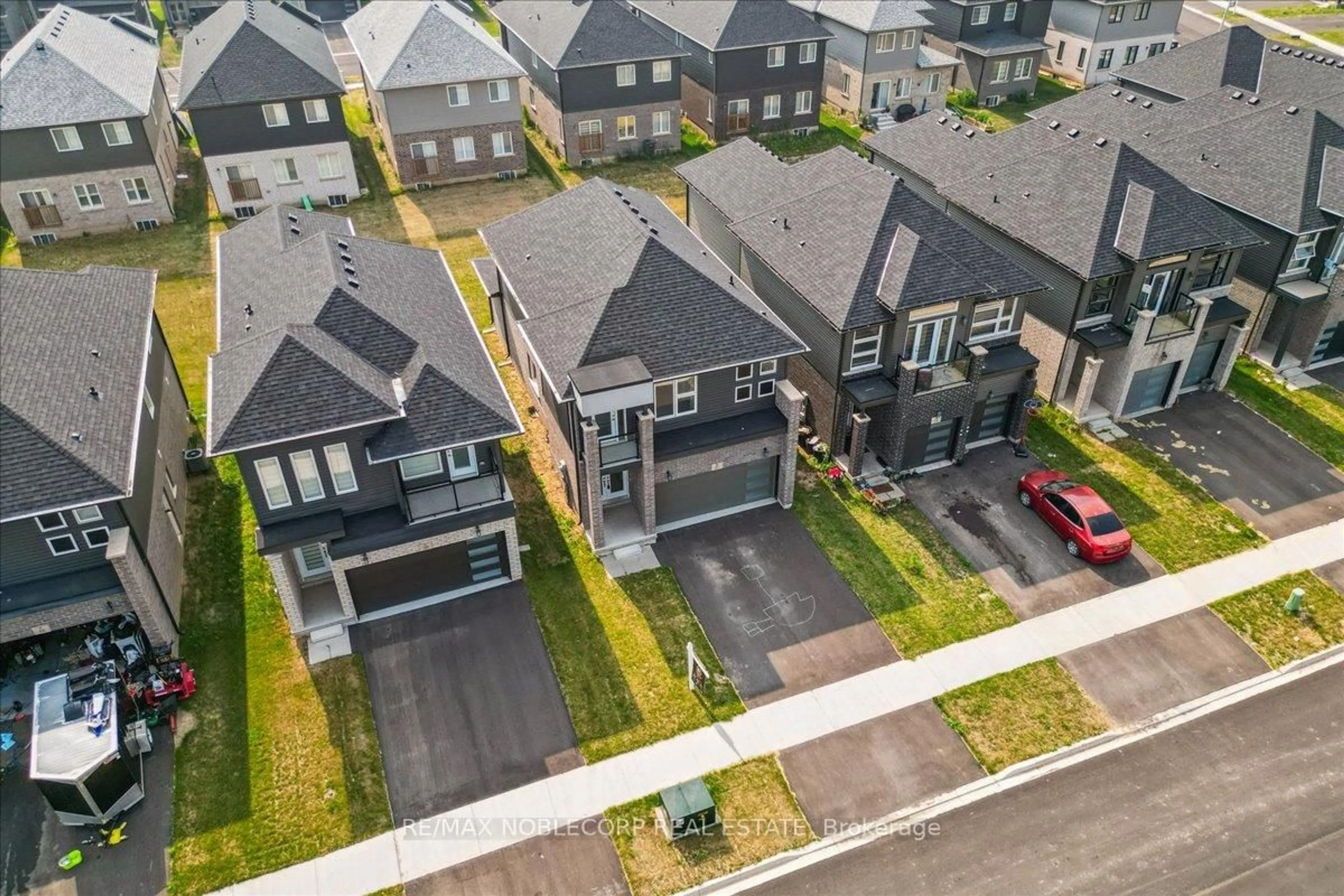 A pic from outside/outdoor area/front of a property/back of a property/a pic from drone, street for 32 Bradley Ave, Welland Ontario L3B 5W2