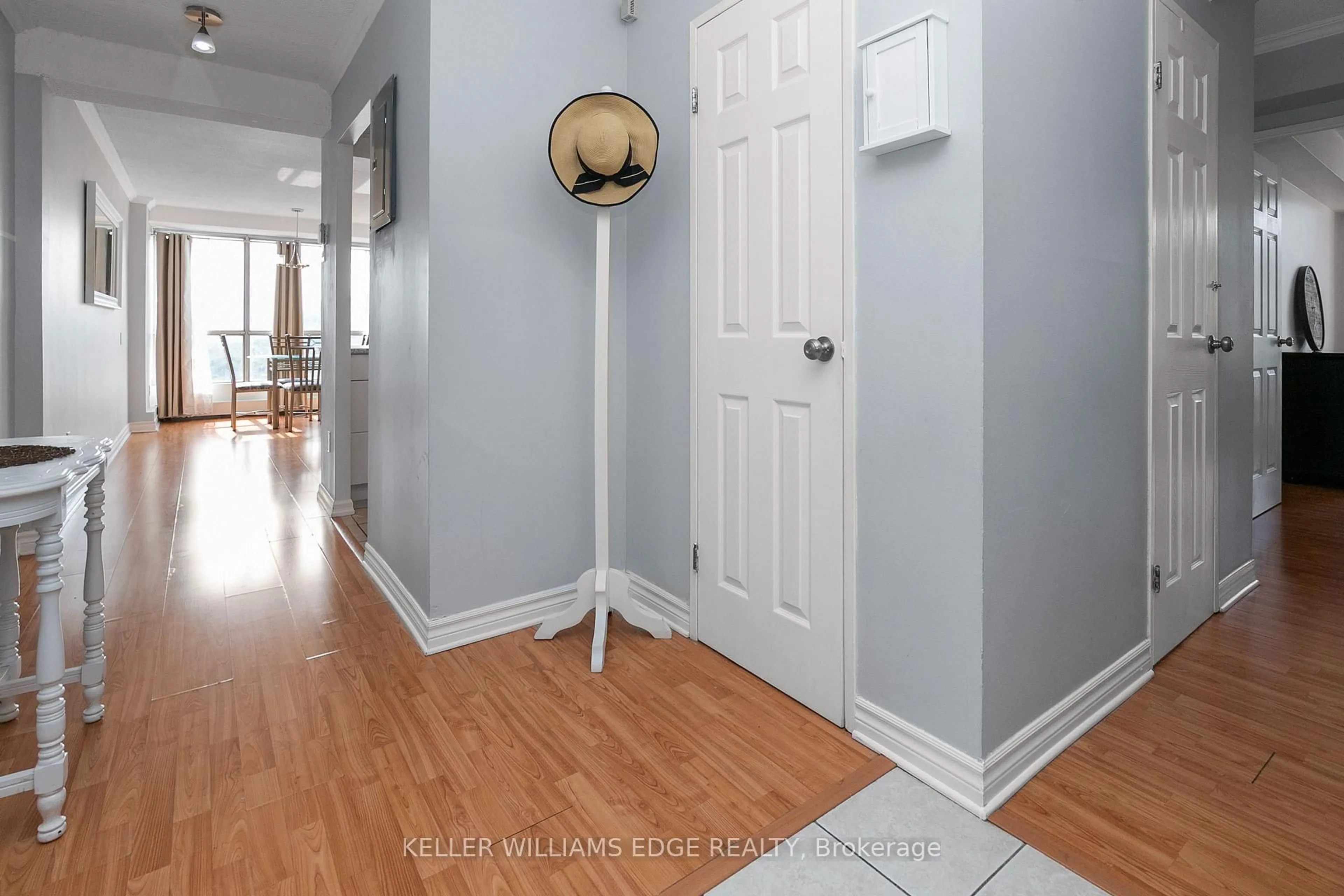Indoor entryway for 150 Charlton Ave #2206, Hamilton Ontario L8N 3X3