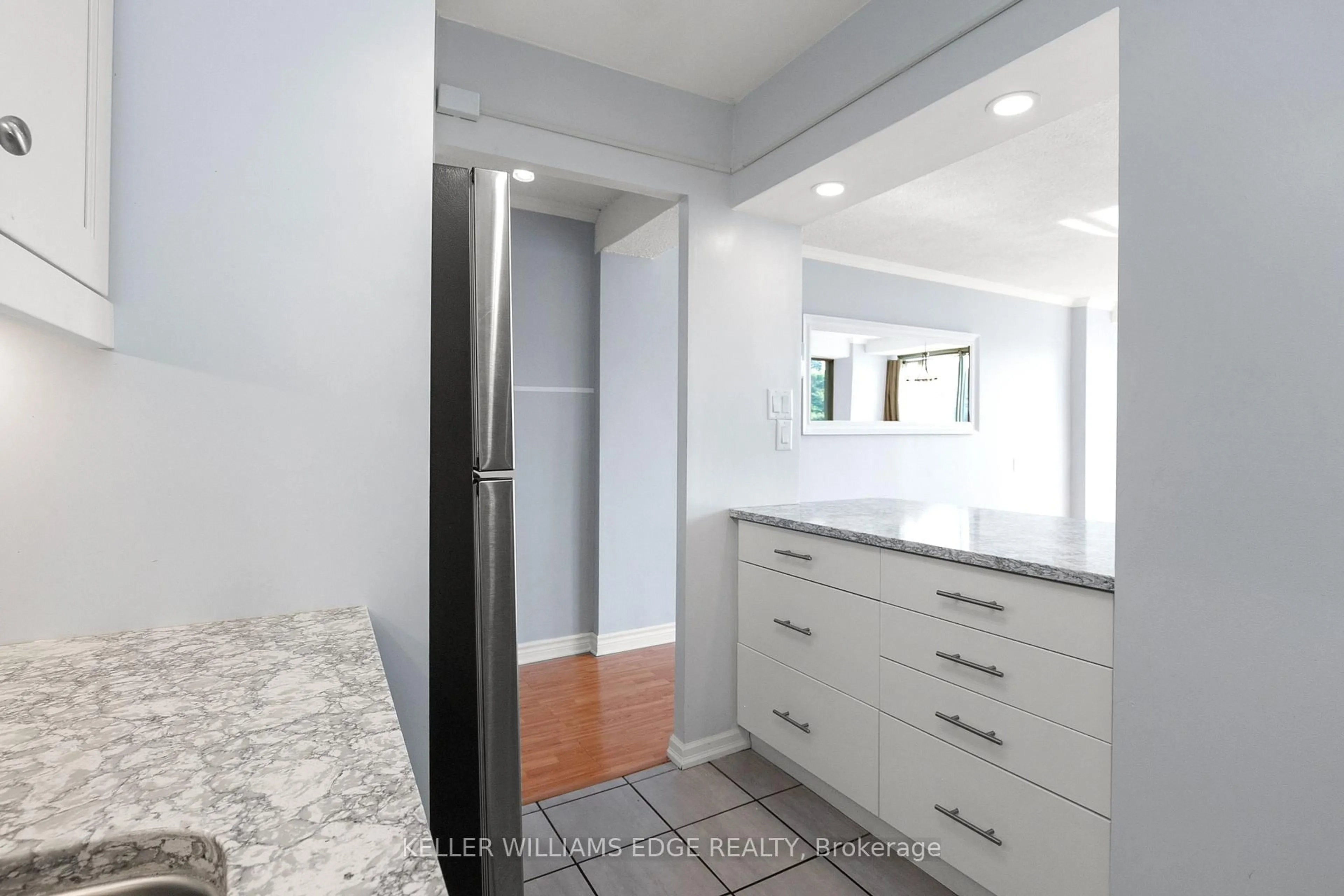 Contemporary bathroom, ceramic/tile floor for 150 Charlton Ave #2206, Hamilton Ontario L8N 3X3