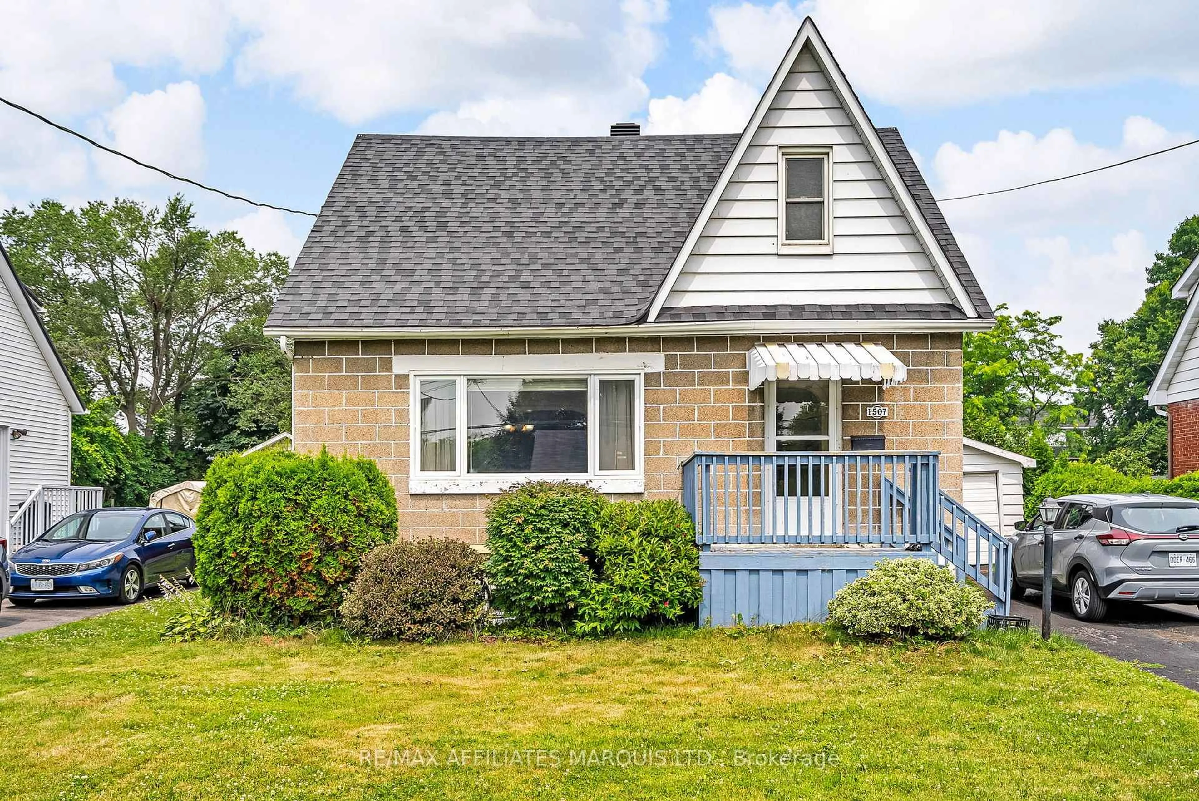 Home with vinyl exterior material, street for 1507 Queen St, Cornwall Ontario K6J 1R5
