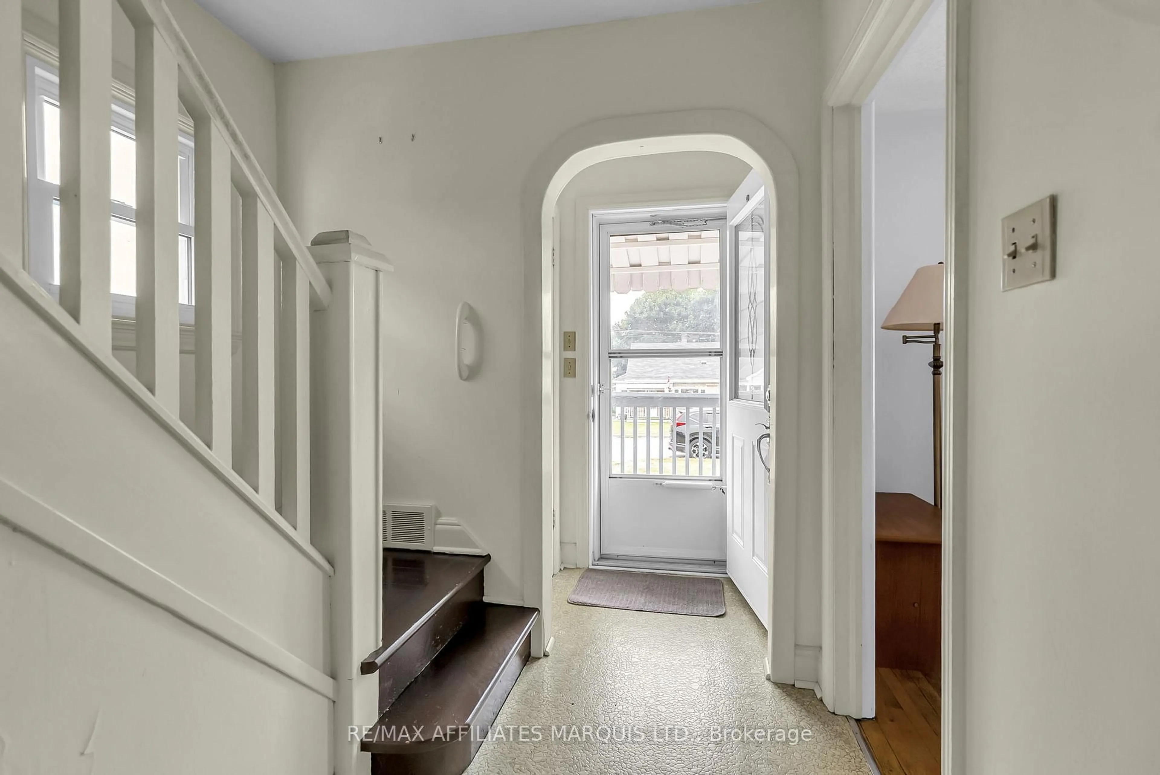Indoor entryway for 1507 Queen St, Cornwall Ontario K6J 1R5