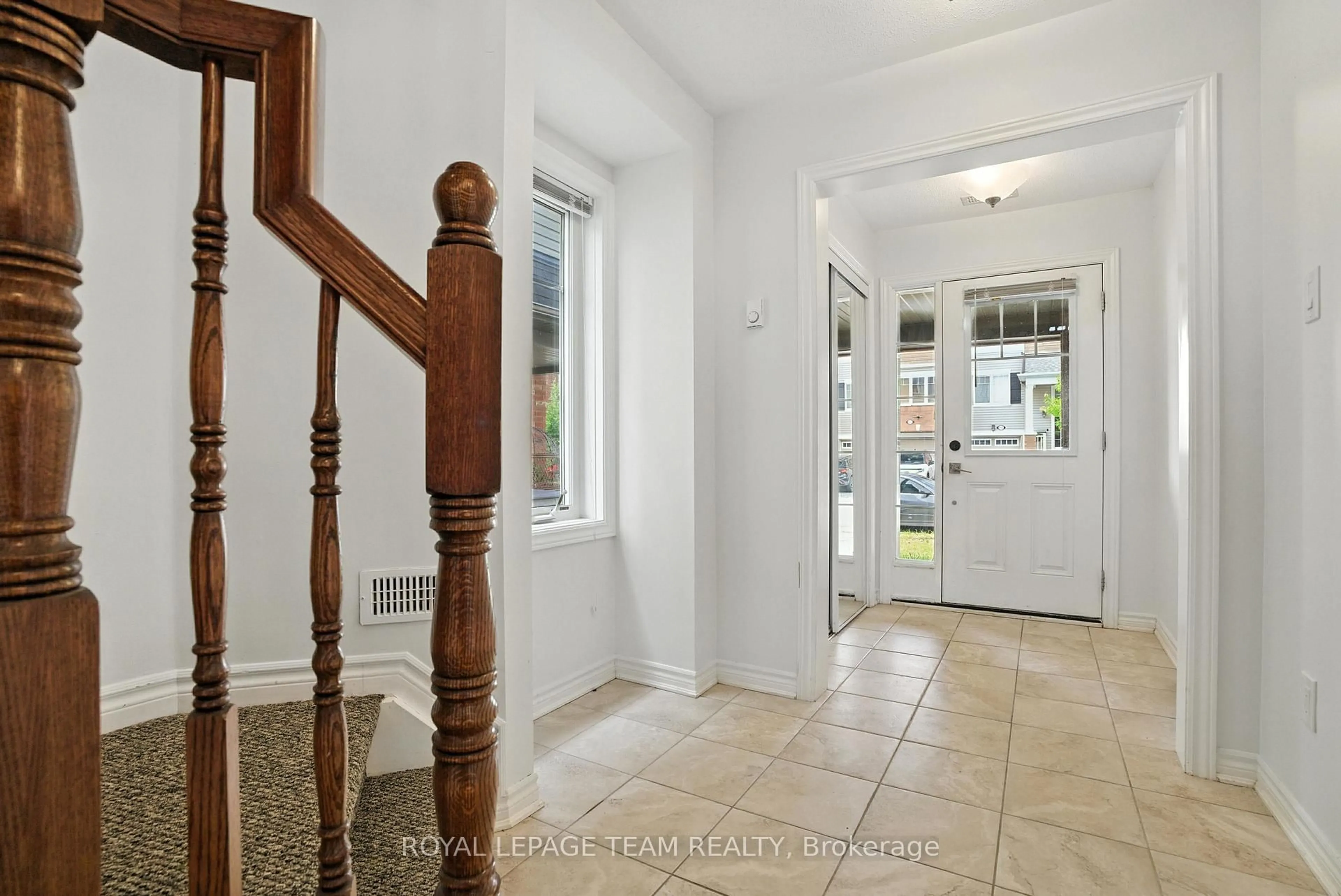 Indoor entryway for 495 Coldwater Cres, Ottawa Ontario K2M 0J4