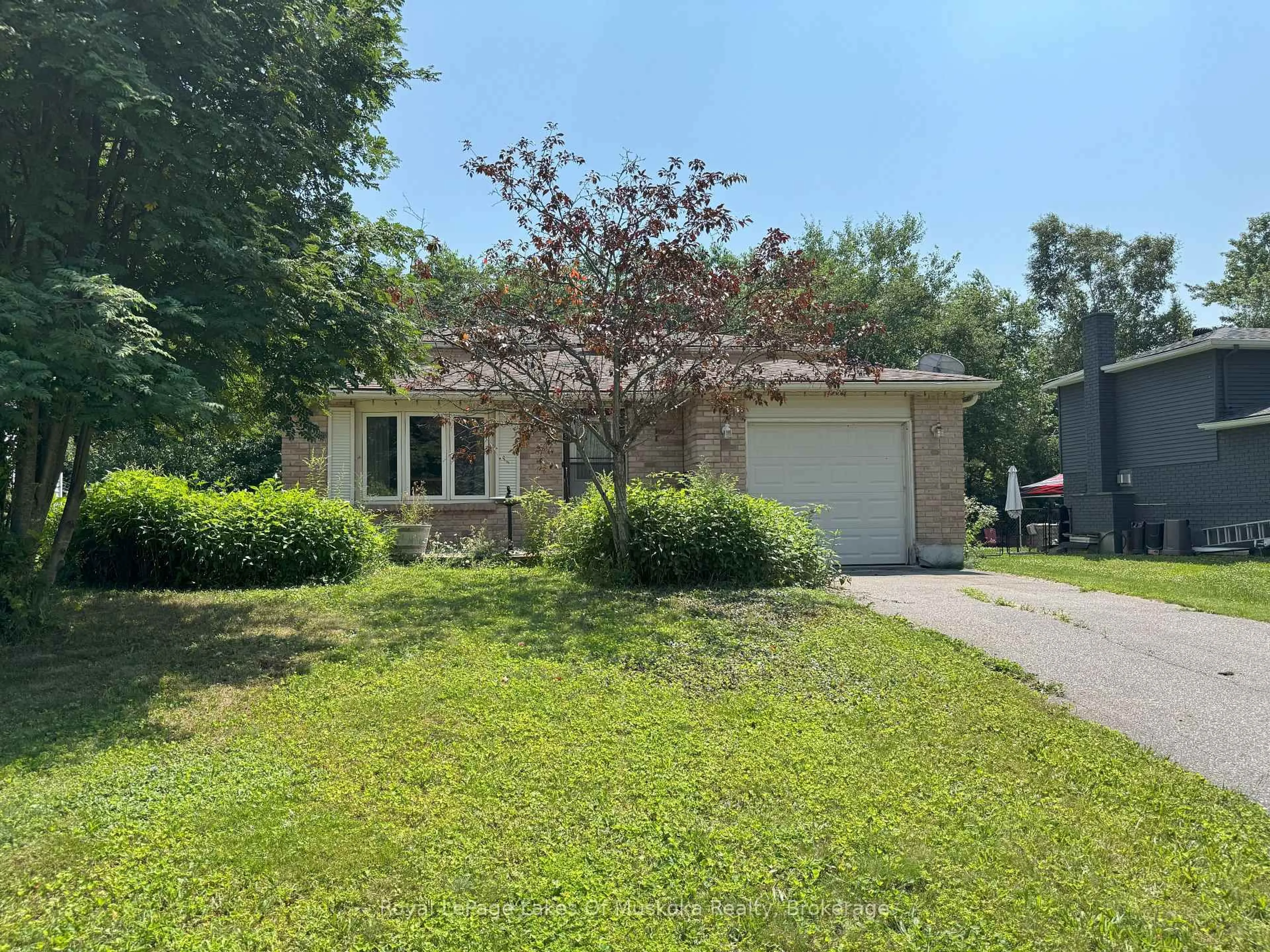 A pic from outside/outdoor area/front of a property/back of a property/a pic from drone, street for 22 Maypark Dr, Bracebridge Ontario P1L 1C3