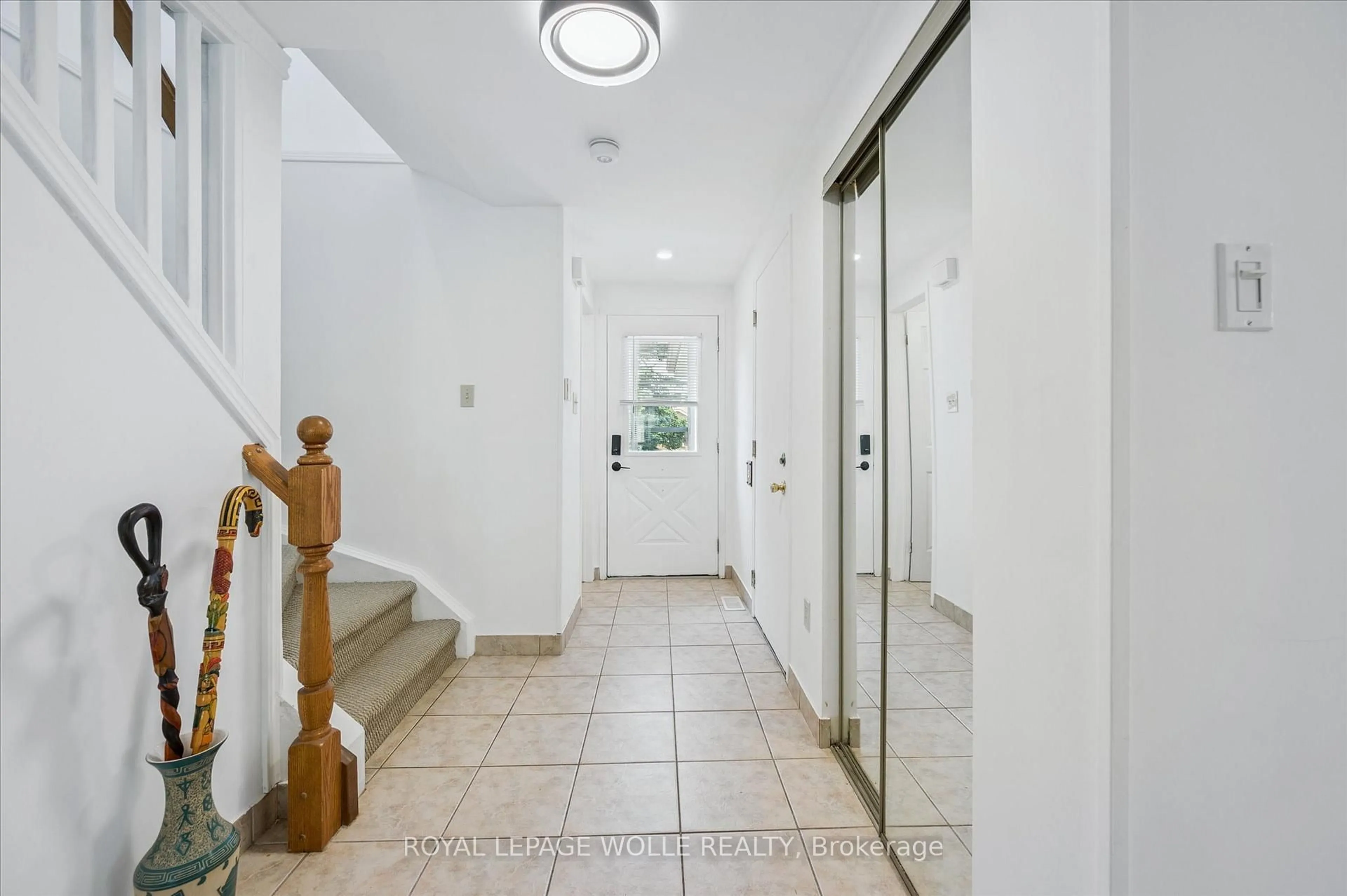 Indoor foyer for 40 Rodgers Rd, Guelph Ontario N1G 4V4