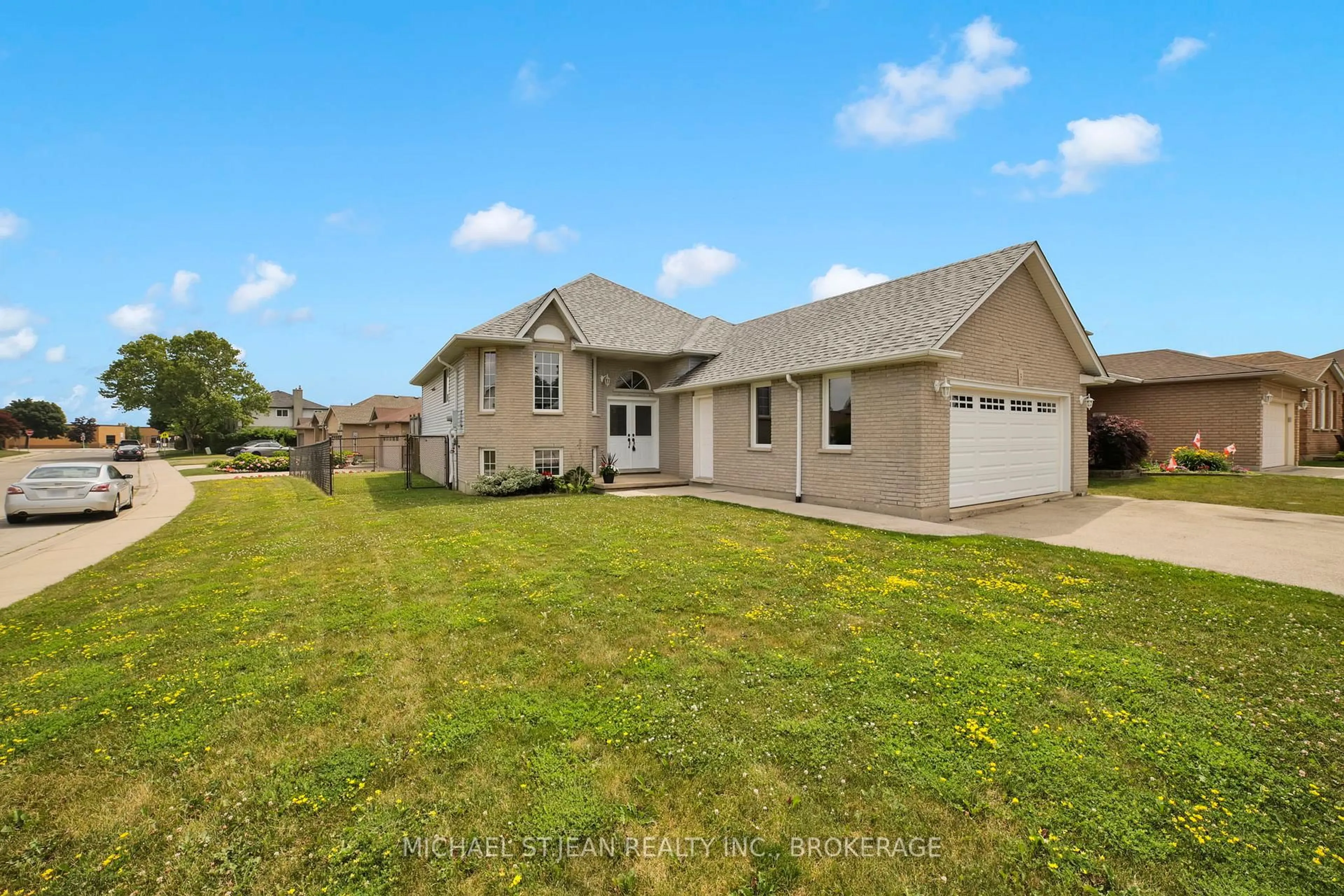 A pic from outside/outdoor area/front of a property/back of a property/a pic from drone, street for 3 Massena Dr, Hamilton Ontario L9B 2J2