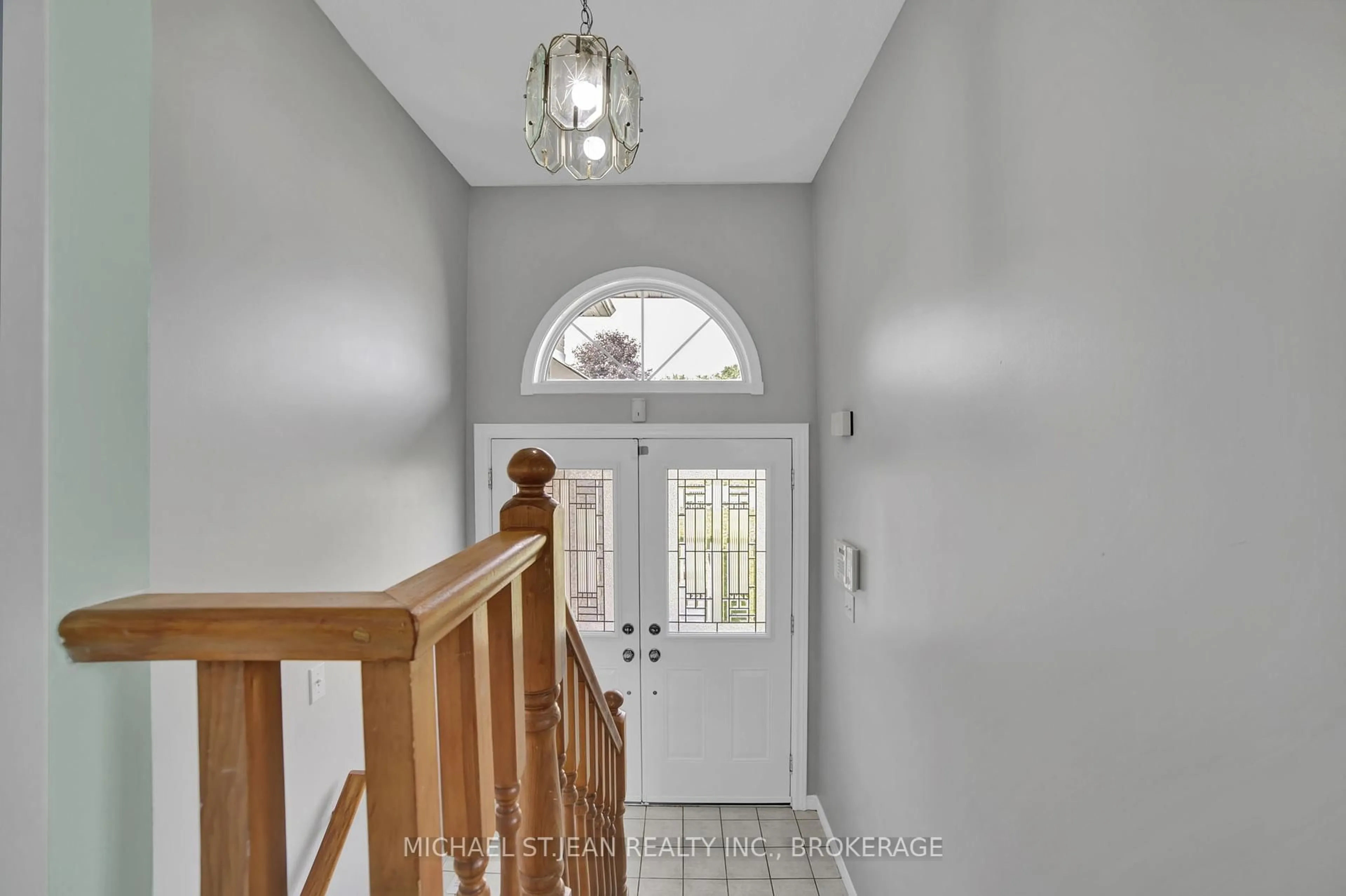 Indoor entryway for 3 Massena Dr, Hamilton Ontario L9B 2J2