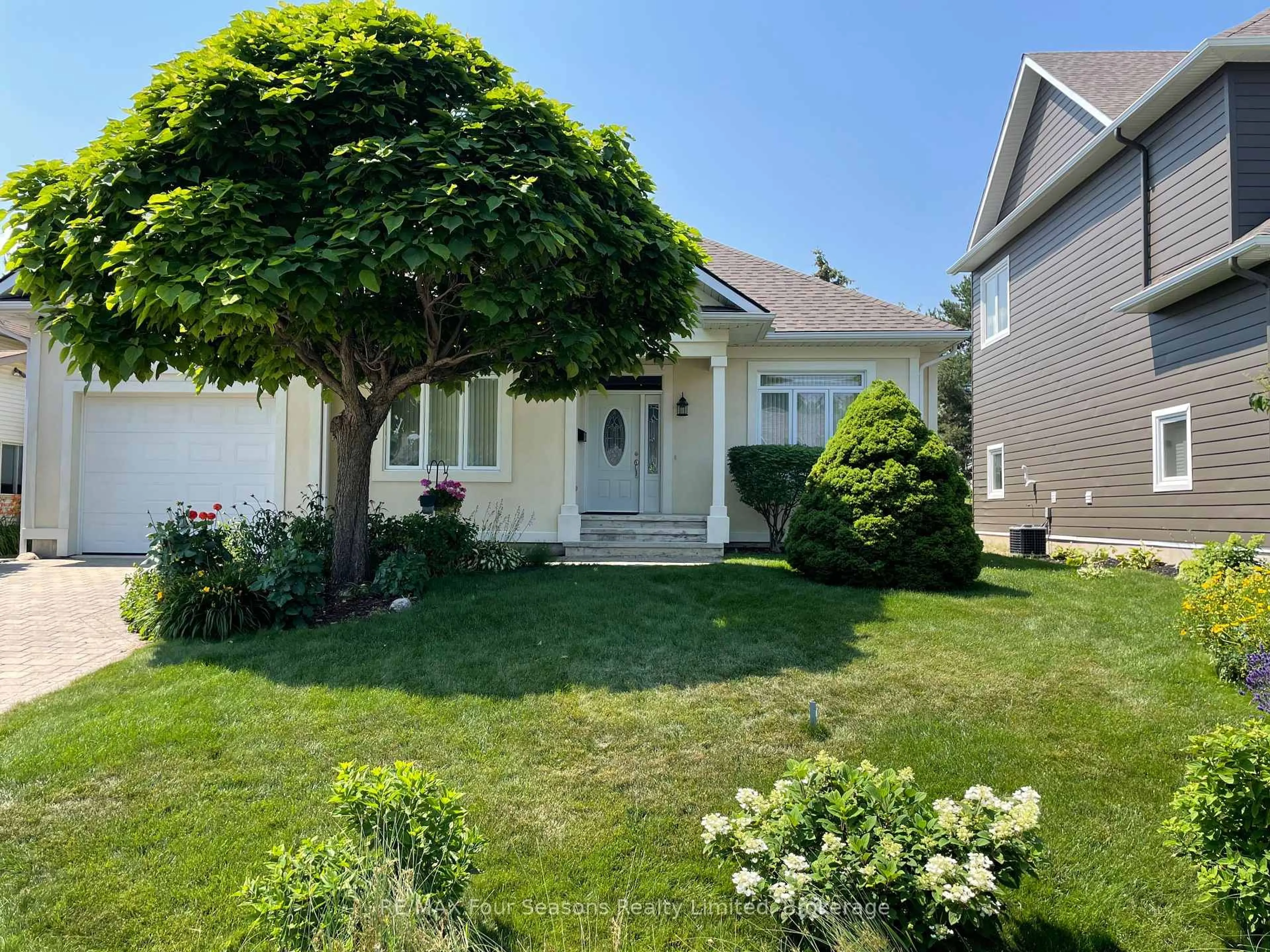 Home with vinyl exterior material, street for 150 Brooker Blvd, Blue Mountains Ontario L9Y 0M2