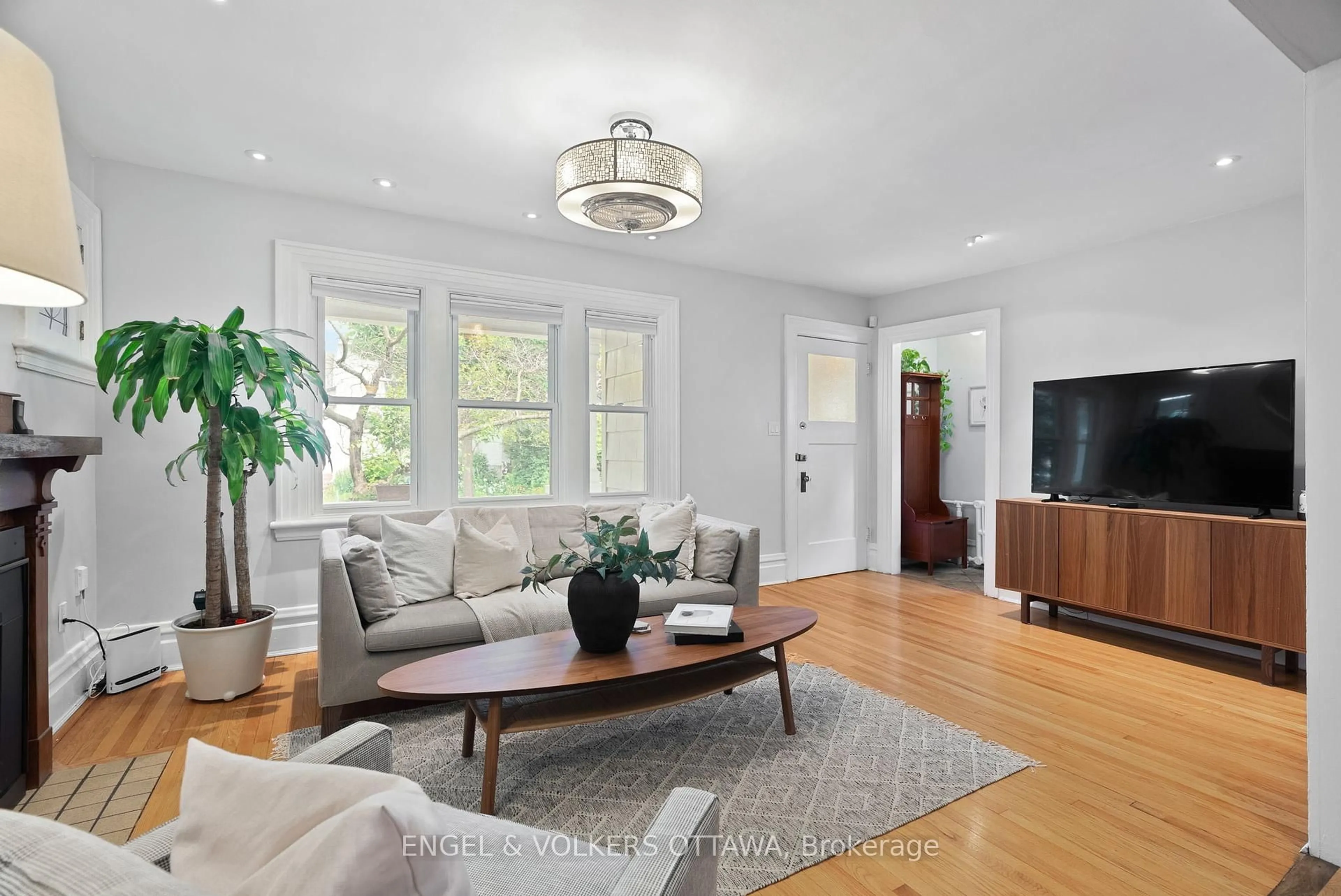 Living room with furniture, wood/laminate floor for 30 Belmont Ave, Ottawa Ontario K1S 0V1