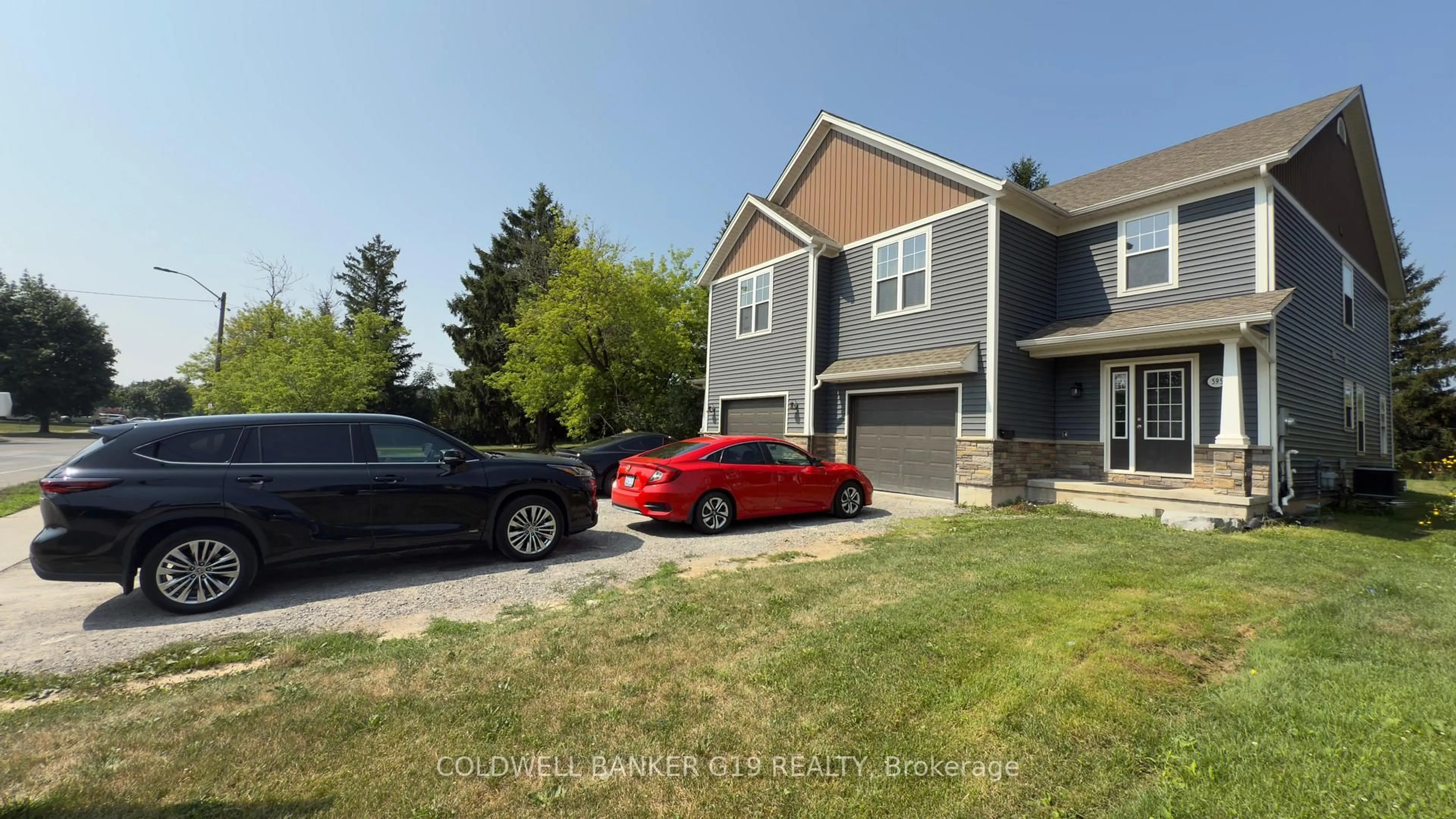 Home with vinyl exterior material, street for 595 First Ave, Welland Ontario L3C 6Z8