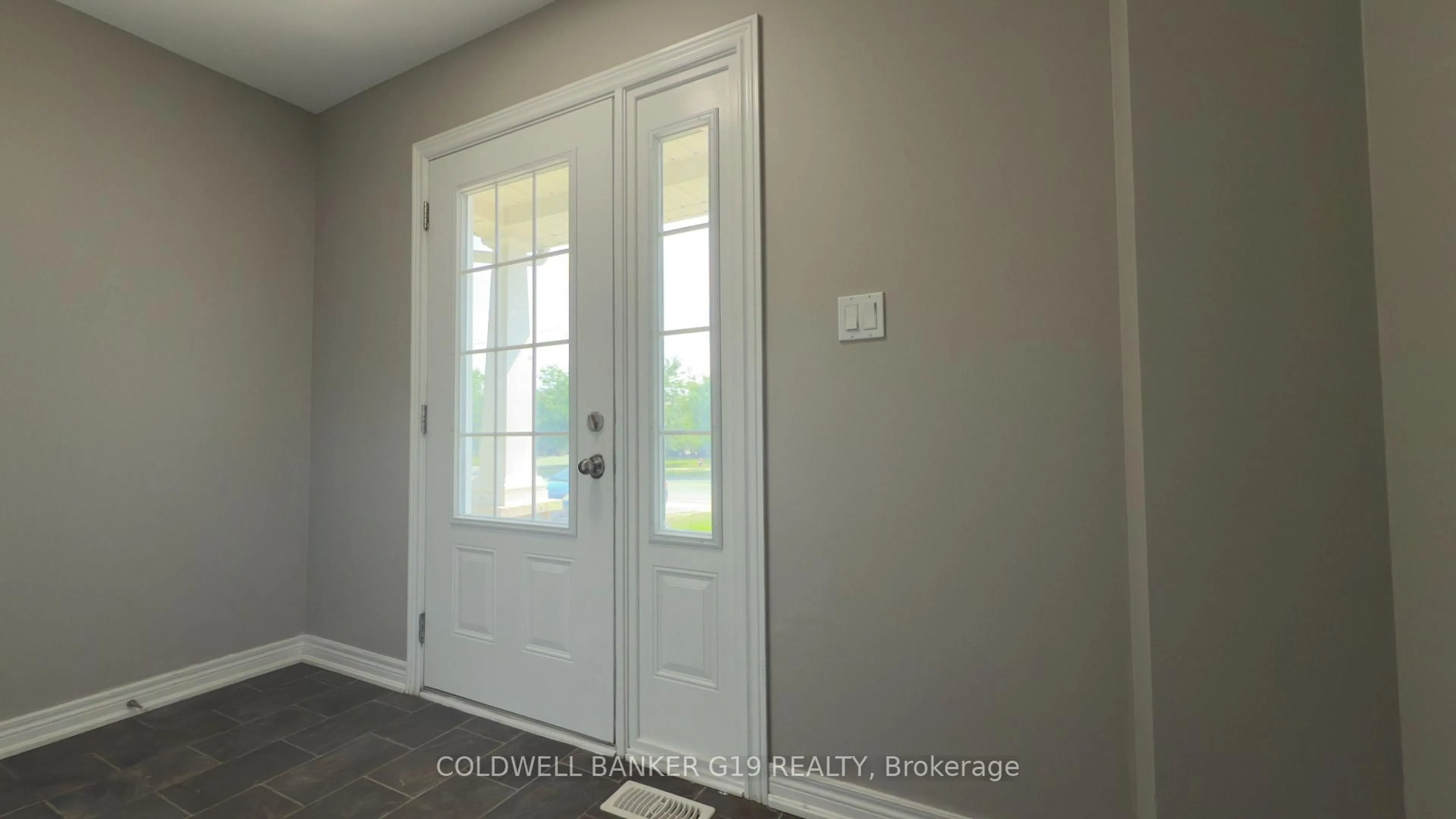 Indoor entryway for 595 First Ave, Welland Ontario L3C 6Z8
