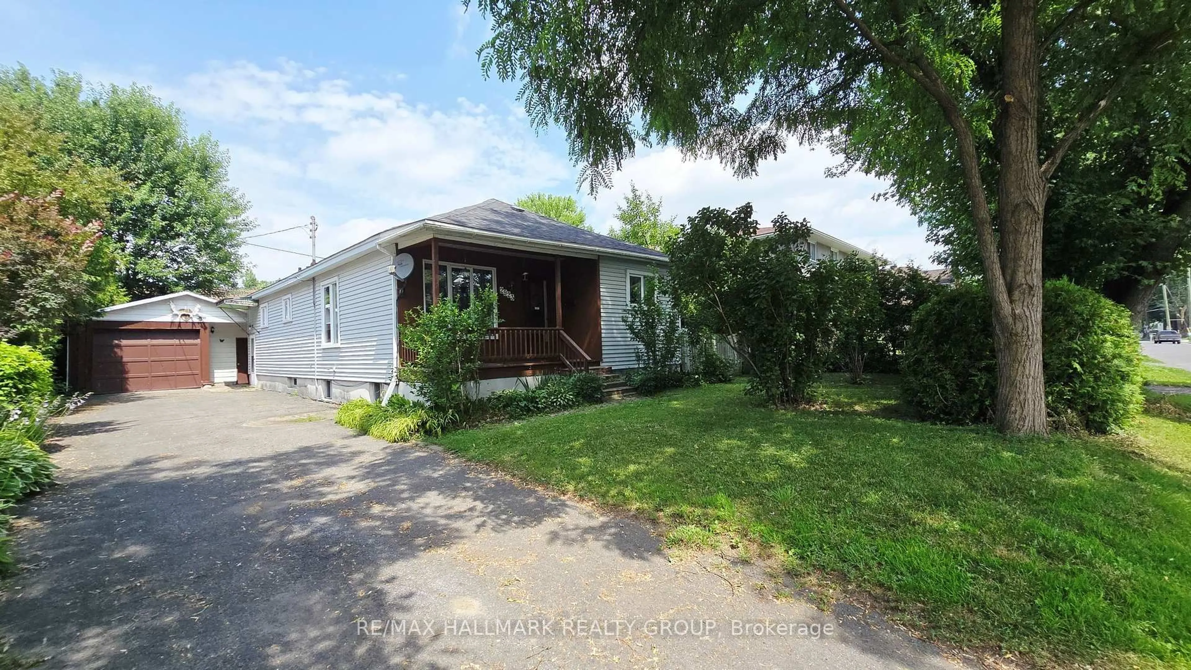 A pic from outside/outdoor area/front of a property/back of a property/a pic from drone, street for 2923 Ahearn Ave, Ottawa Ontario K2B 7A1