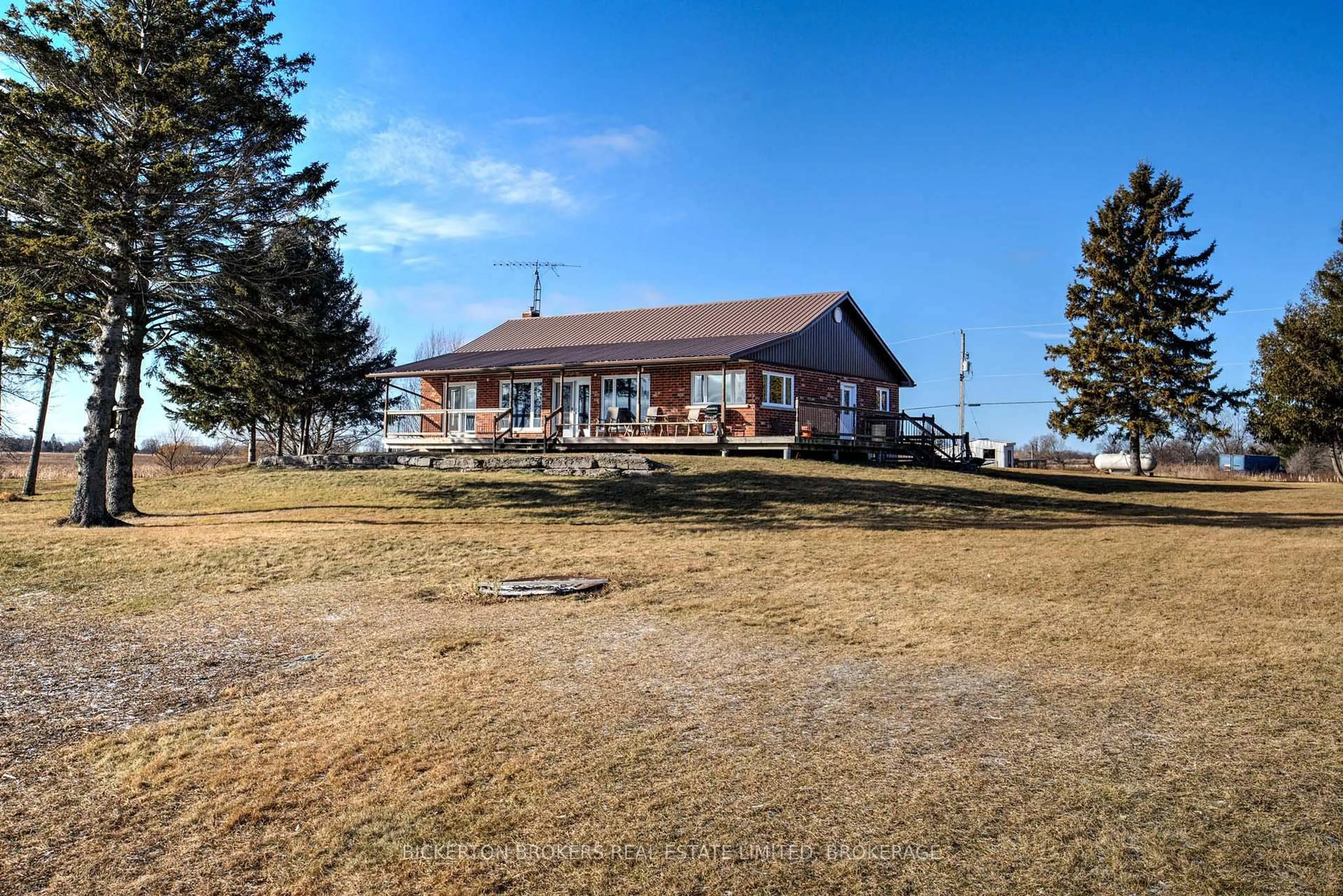 A pic from outside/outdoor area/front of a property/back of a property/a pic from drone, unknown for 1125 Nine Mile Point Rd, Wolfe Island Ontario K0H 2Y0