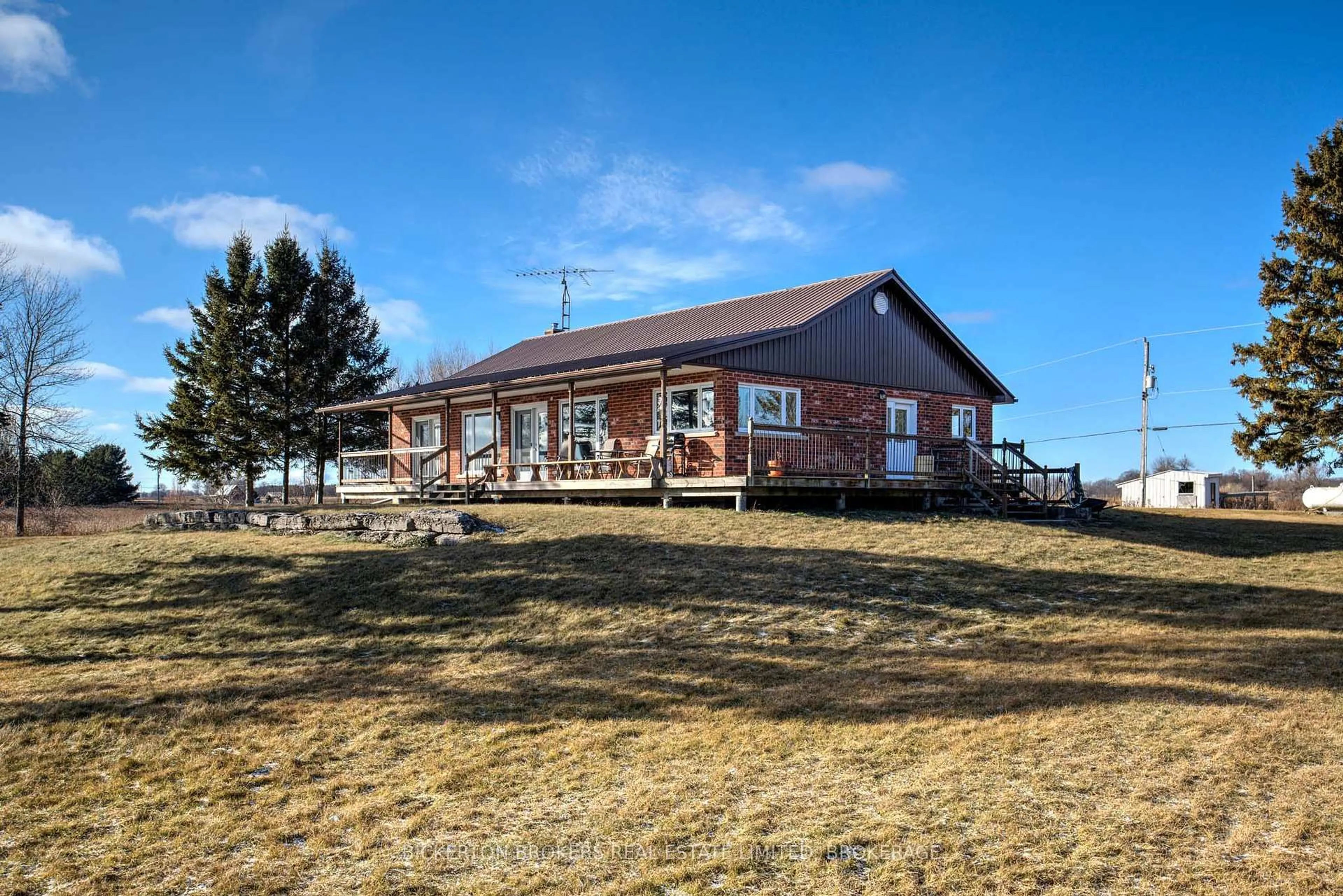 A pic from outside/outdoor area/front of a property/back of a property/a pic from drone, building for 1125 Nine Mile Point Rd, Wolfe Island Ontario K0H 2Y0