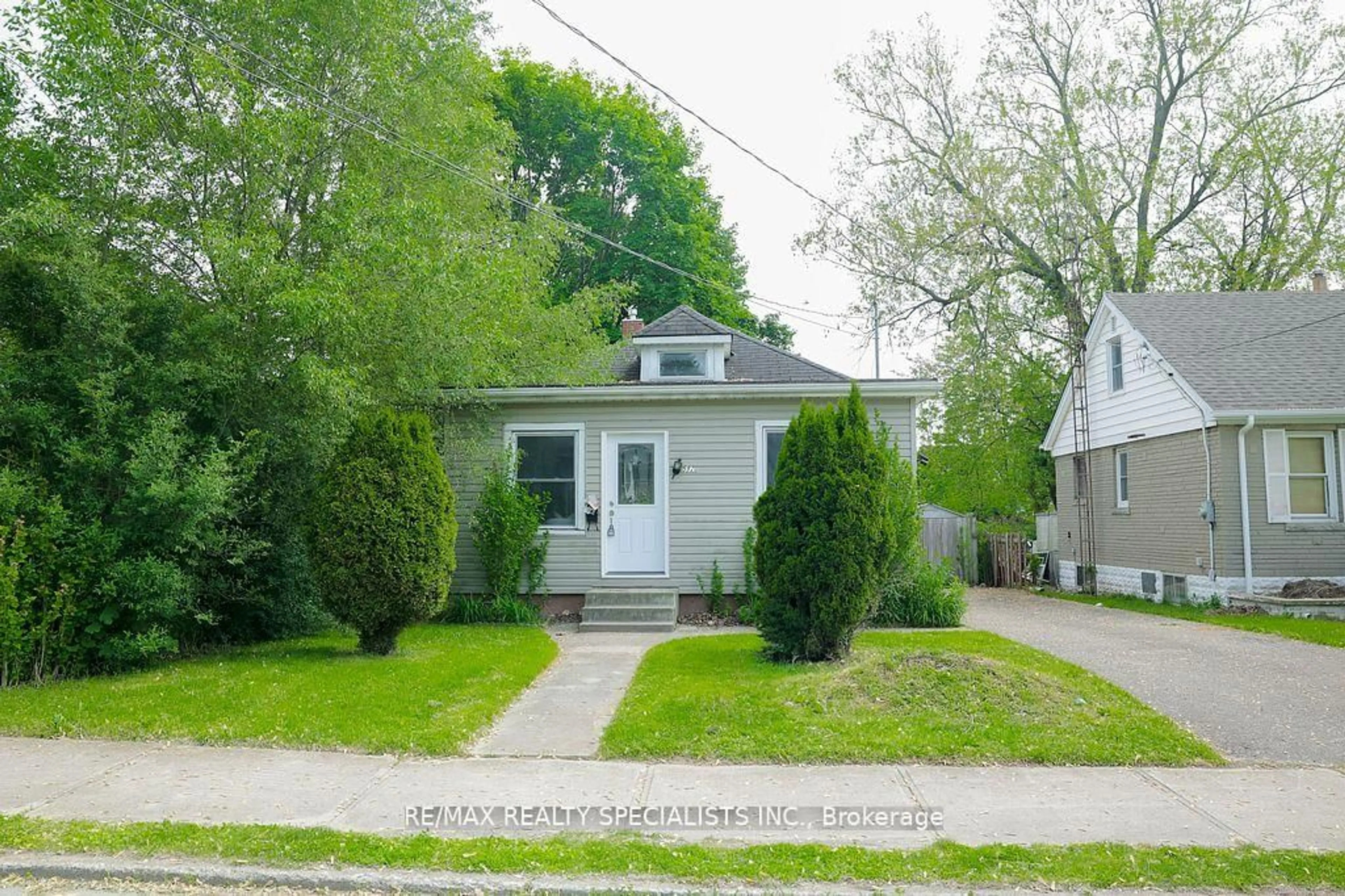 Home with vinyl exterior material, street for 5920 Symmes St, Niagara Falls Ontario L2G 2G5