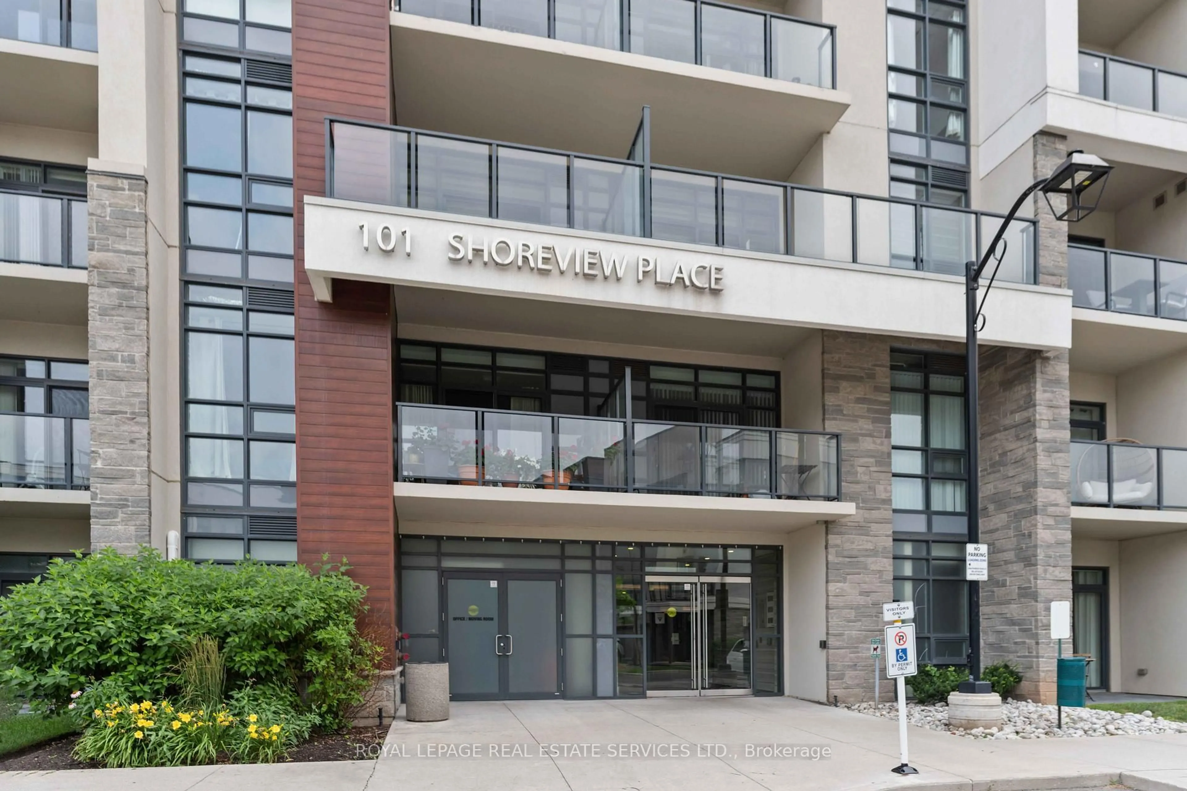 Indoor foyer for 101 Shoreview Pl #216, Hamilton Ontario L8E 0K2