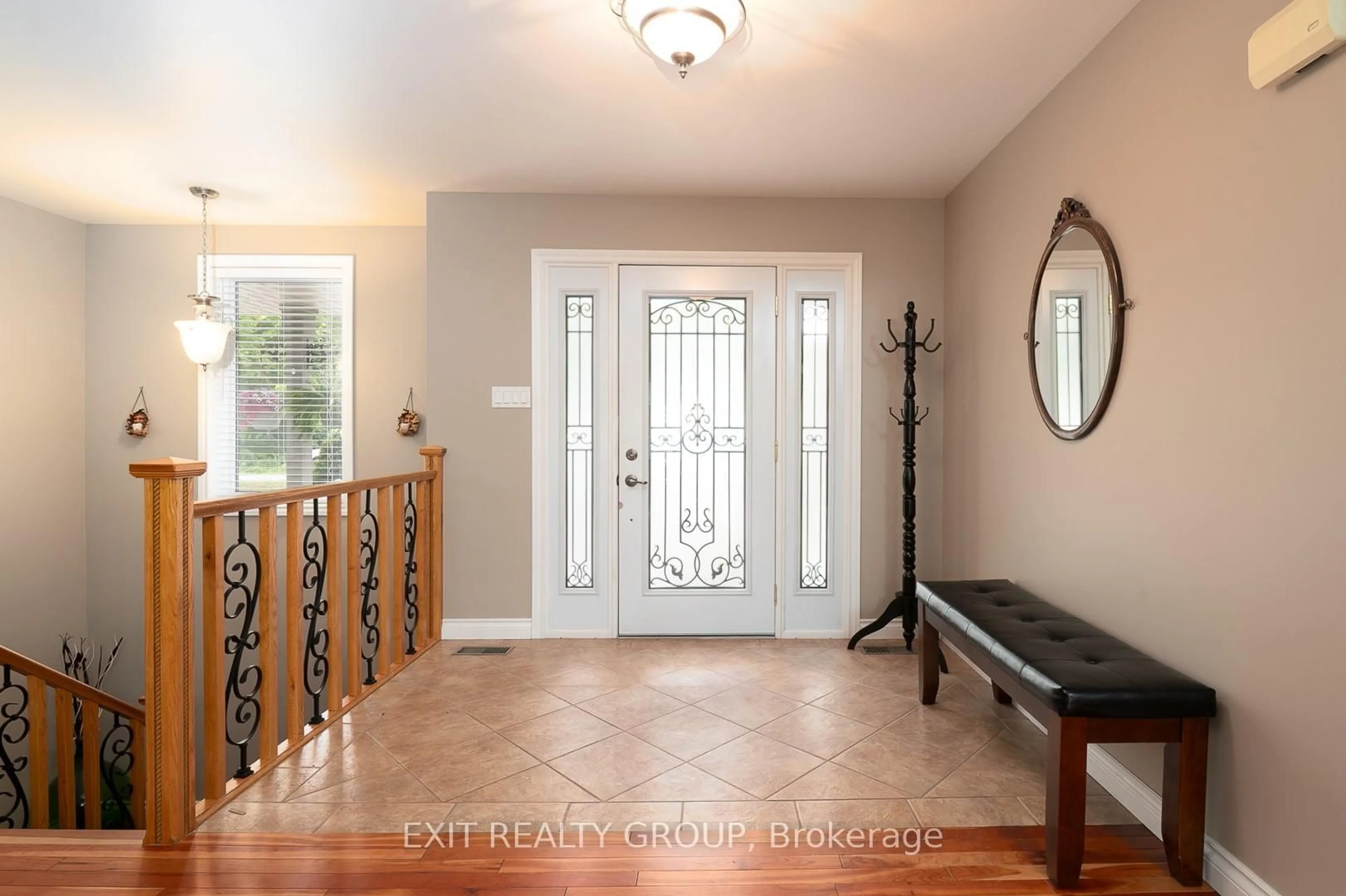 Indoor entryway for 16845 Telephone Rd, Ingleside Ontario K8V 5P4