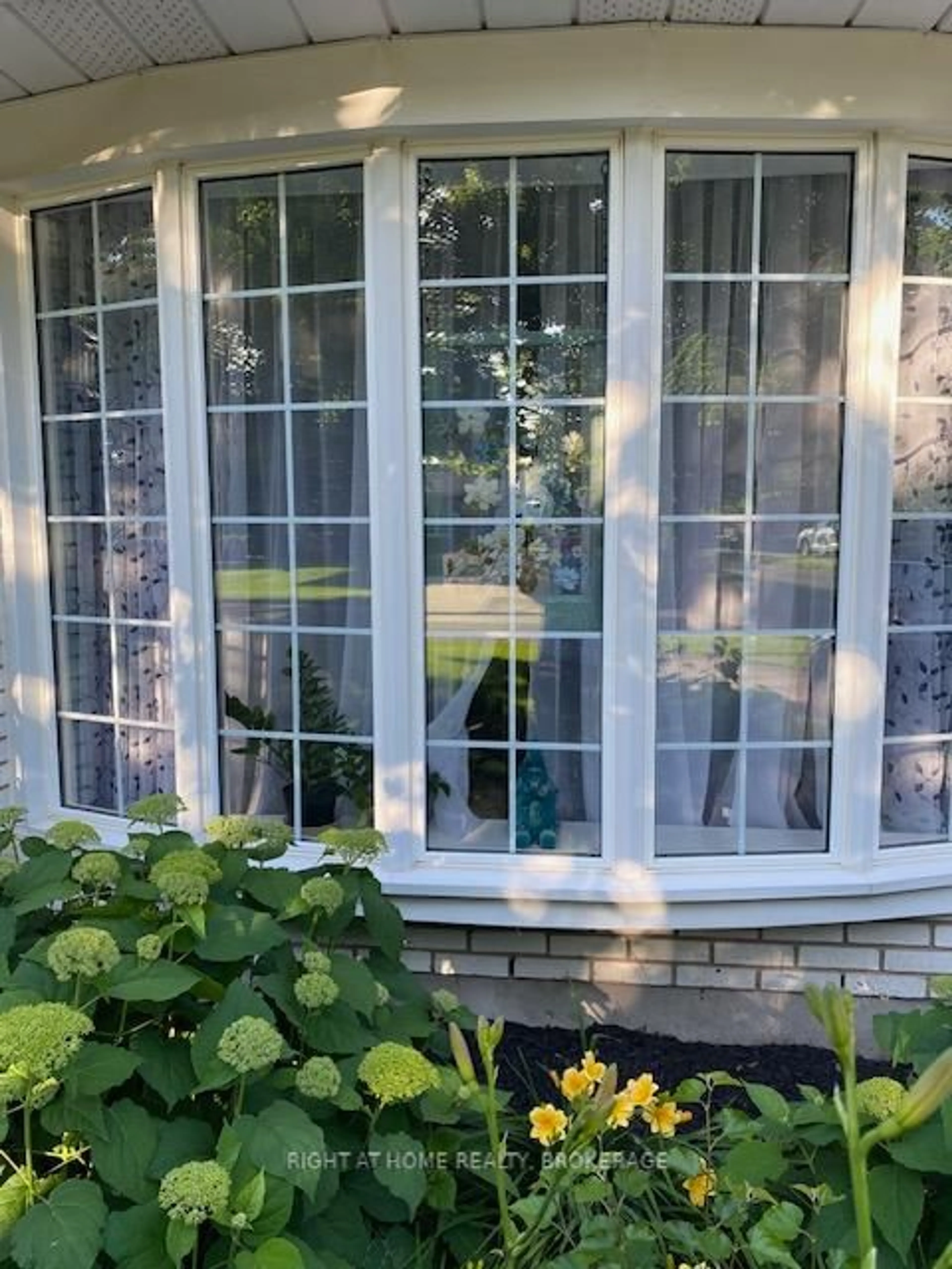 Home with vinyl exterior material, street for 98 Windward St, St. Catharines Ontario L2M 4C3