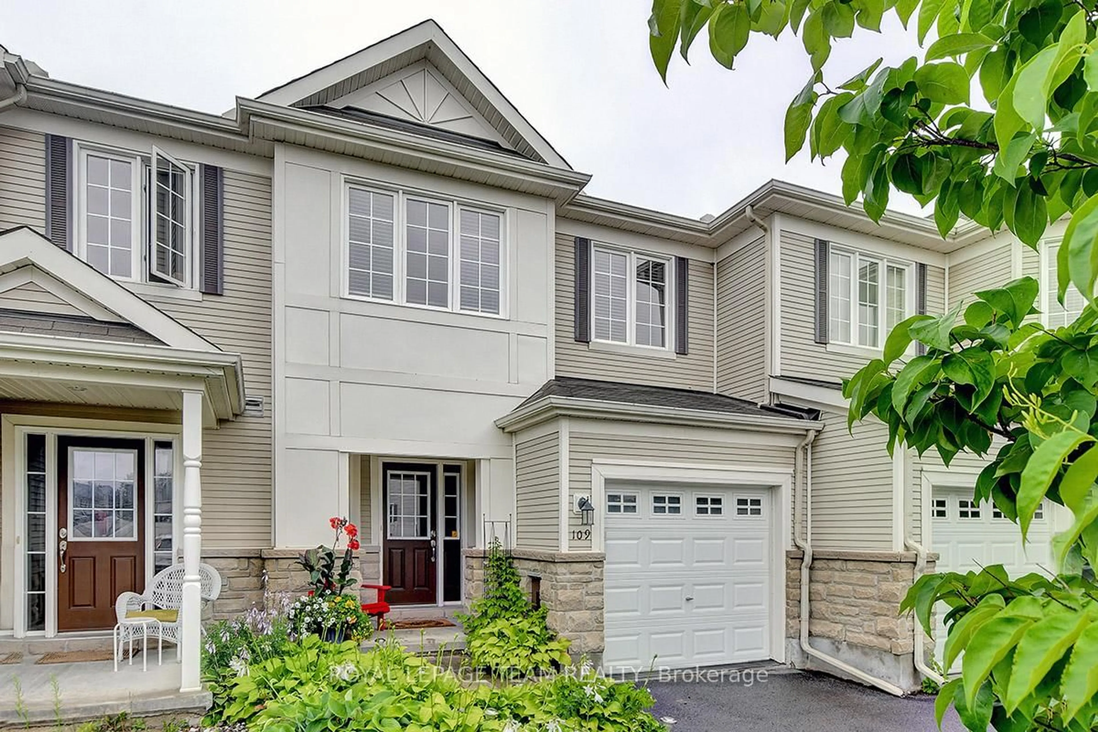 Home with vinyl exterior material, street for 109 Goldwood Private, Ottawa Ontario K2J 0P4