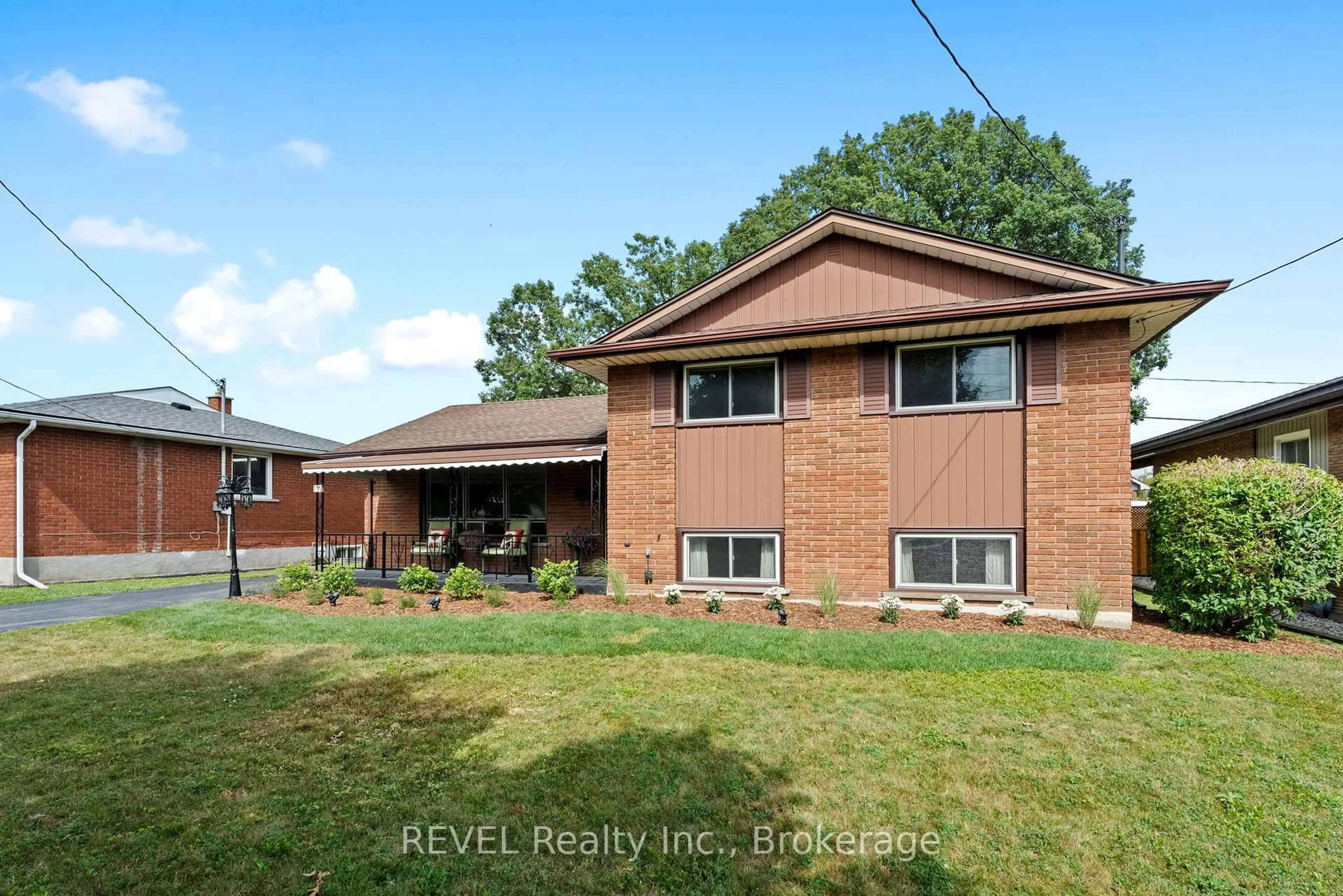 Home with brick exterior material, water/lake/river/ocean view for 37 Empress Ave, Welland Ontario L3B 1K6