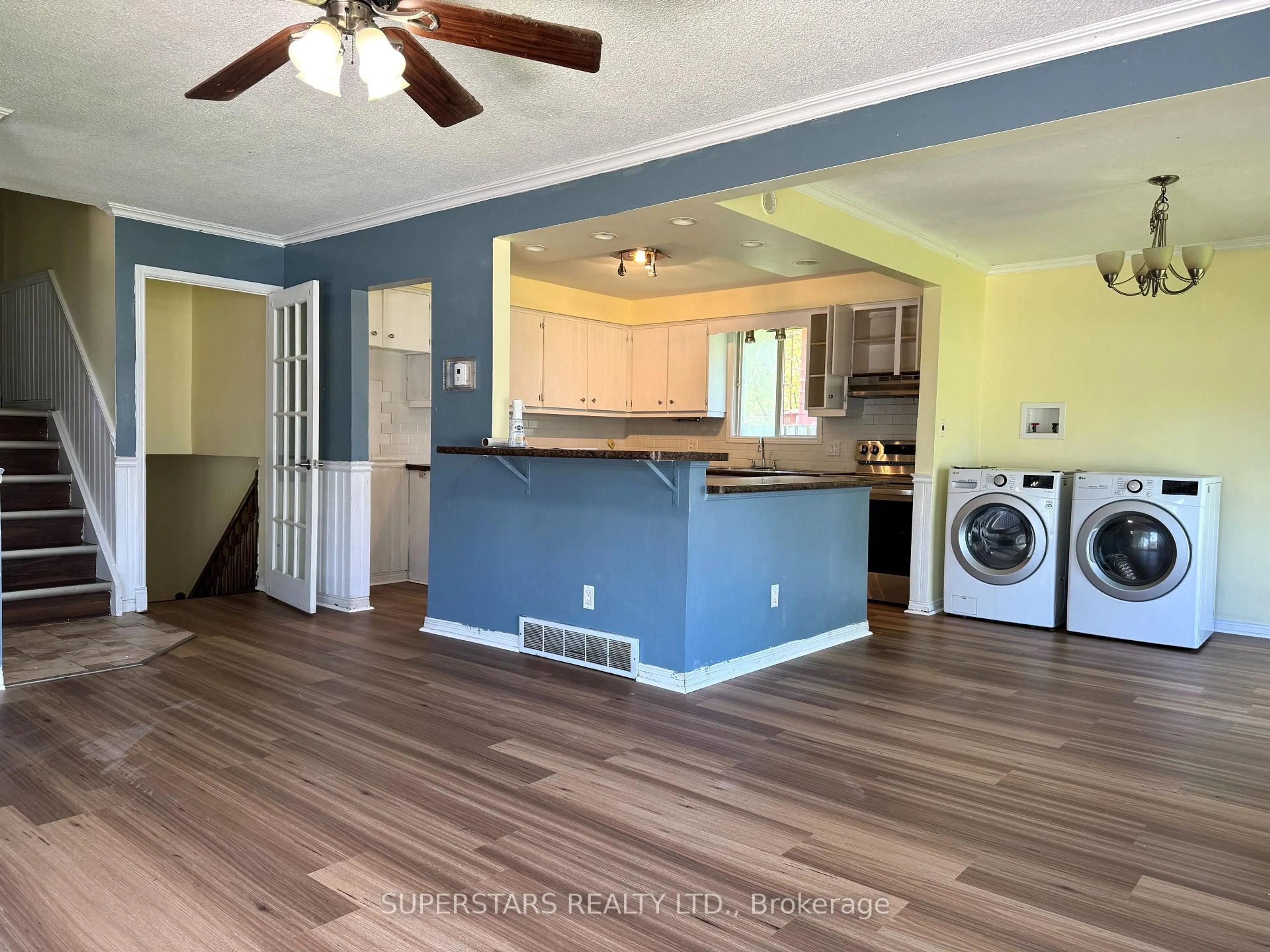 Open concept kitchen, wood/laminate floor for 157 ROLLING ACRES Dr, Welland Ontario L3C 6K6
