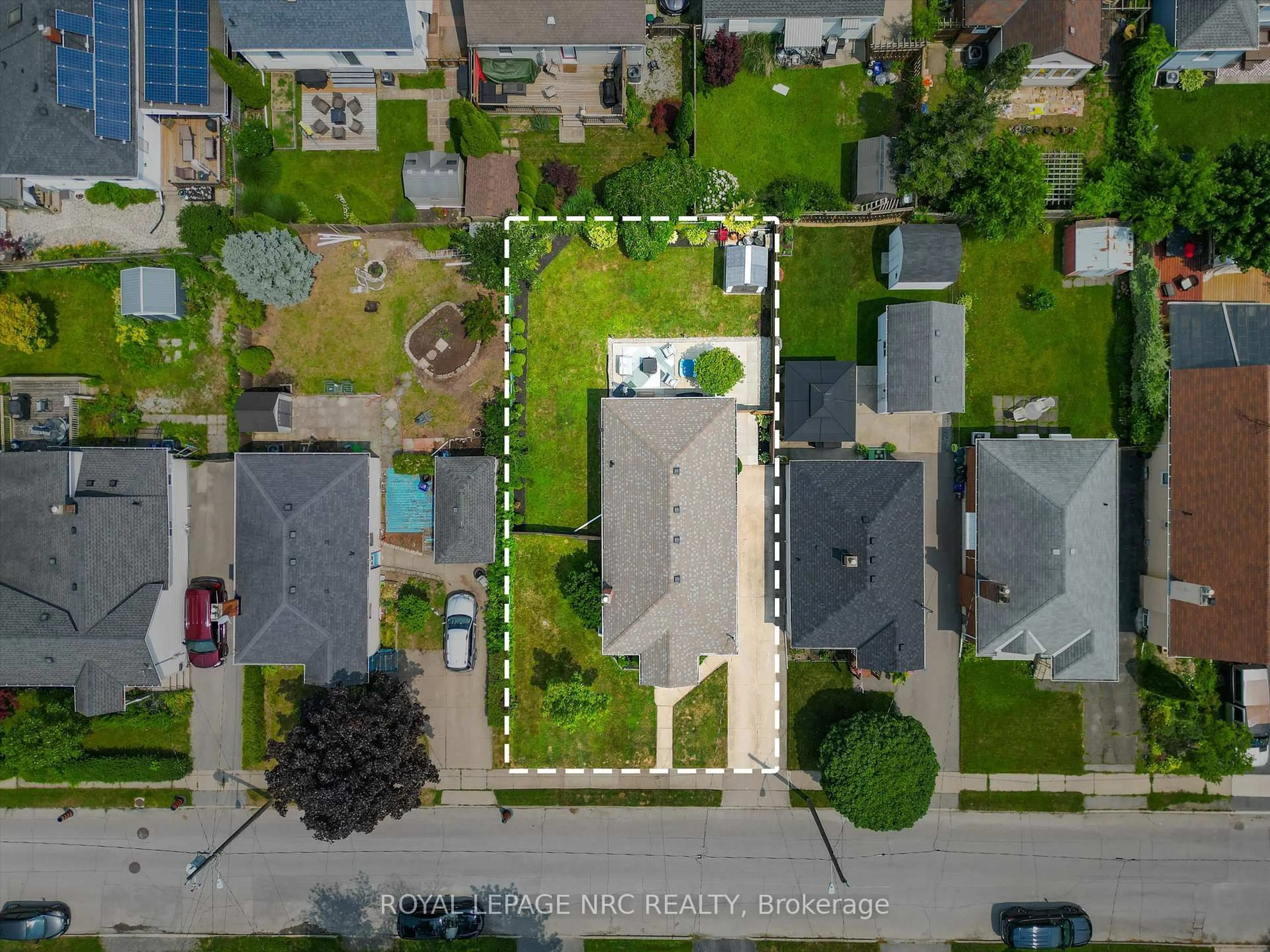 A pic from outside/outdoor area/front of a property/back of a property/a pic from drone, street for 28 Ambrose St, St. Catharines Ontario L2S 2K7