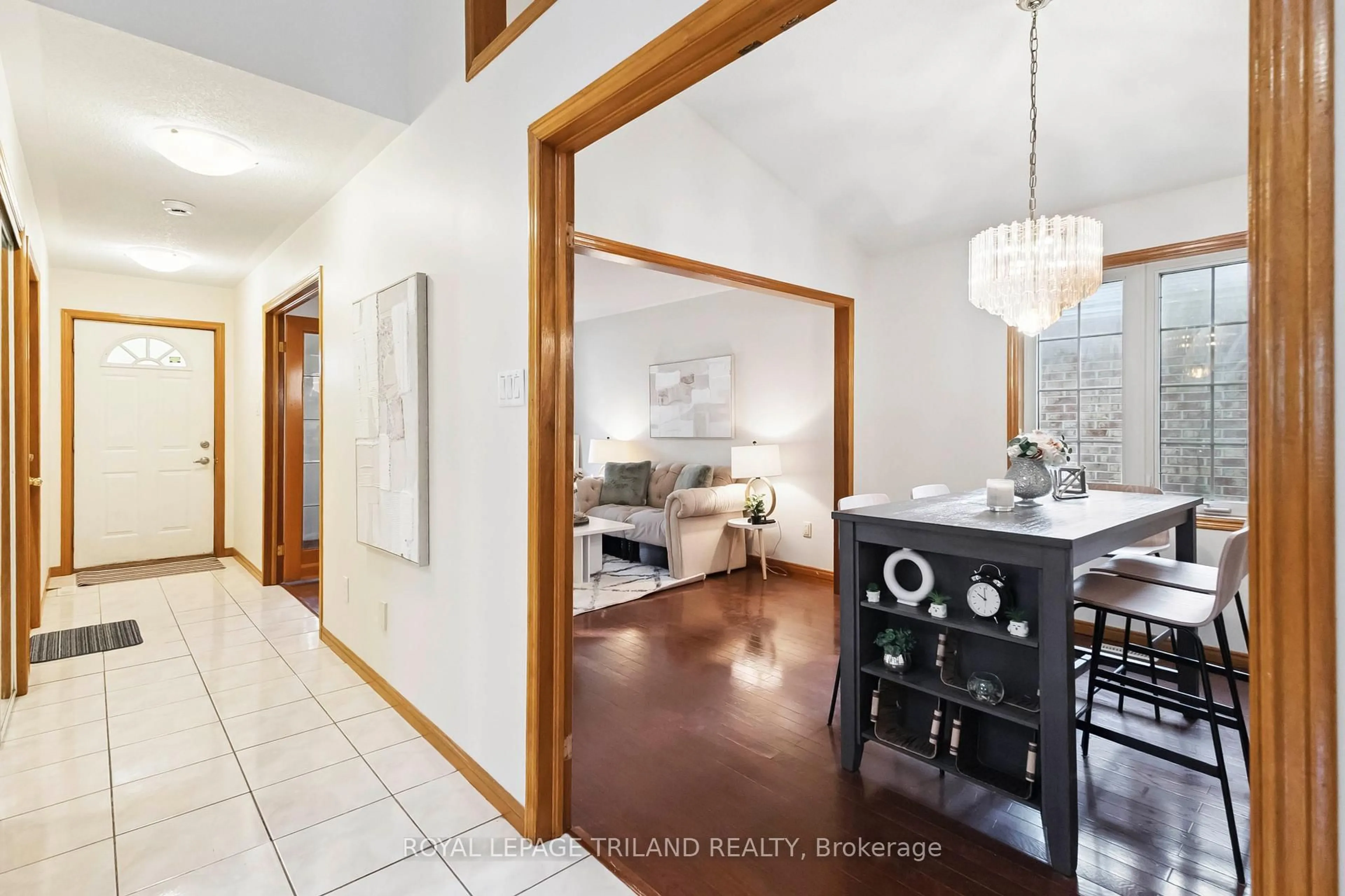 Indoor entryway for 994 Chippewa Dr, London East Ontario N5V 4H1