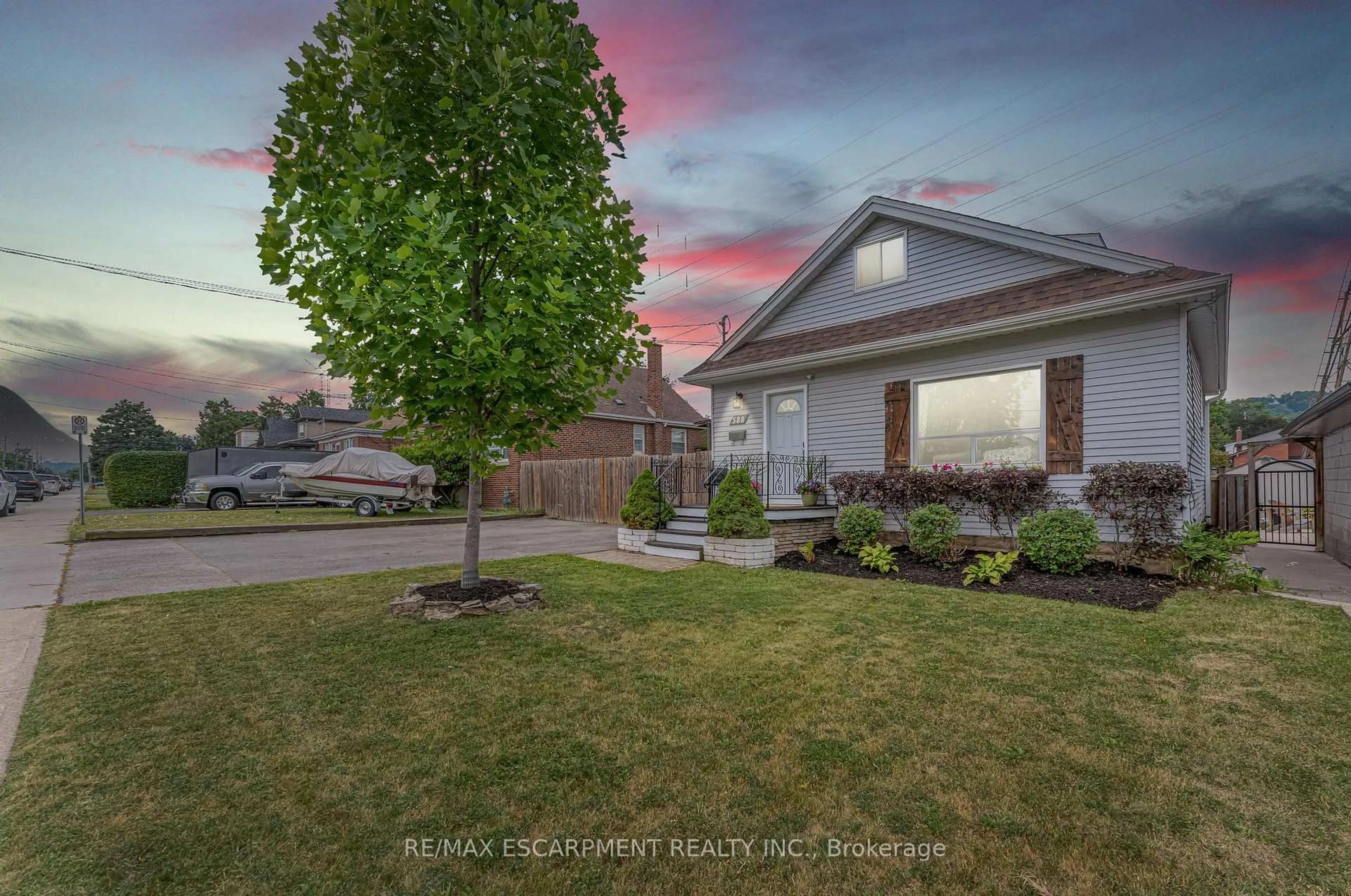 A pic from outside/outdoor area/front of a property/back of a property/a pic from drone, street for 588 Cochrane Rd, Hamilton Ontario L8K 3H6