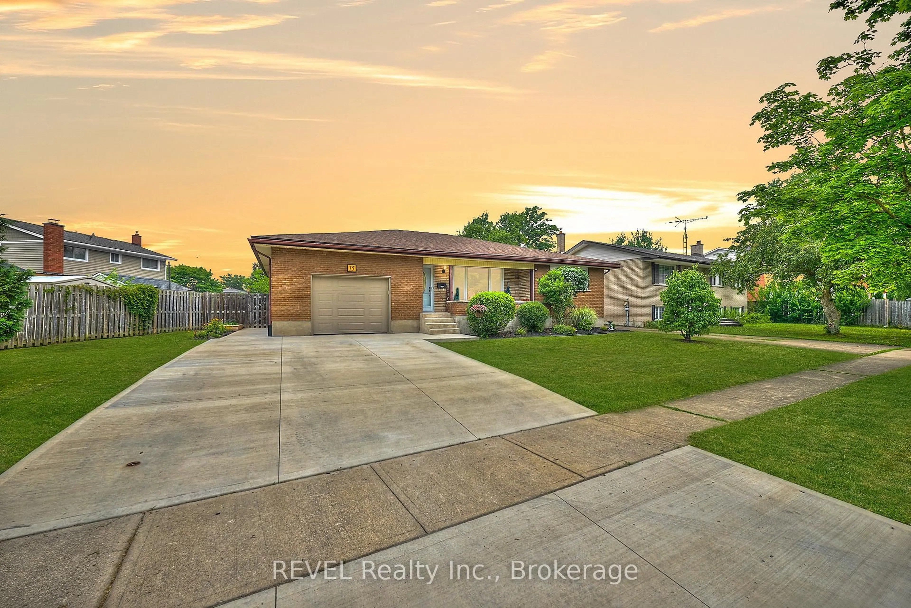 A pic from outside/outdoor area/front of a property/back of a property/a pic from drone, street for 15 WELLBROOK Blvd, Welland Ontario L3C 5T3