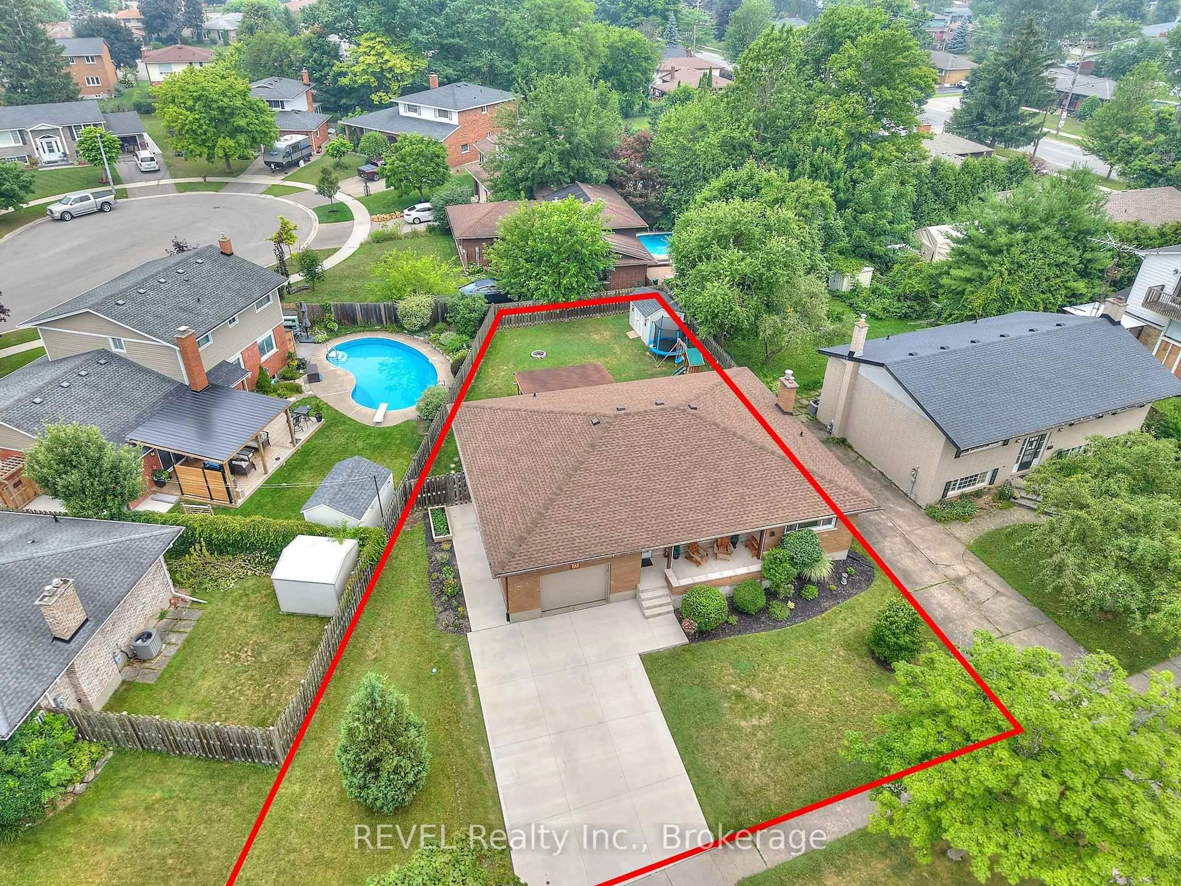 A pic from outside/outdoor area/front of a property/back of a property/a pic from drone, street for 15 WELLBROOK Blvd, Welland Ontario L3C 5T3